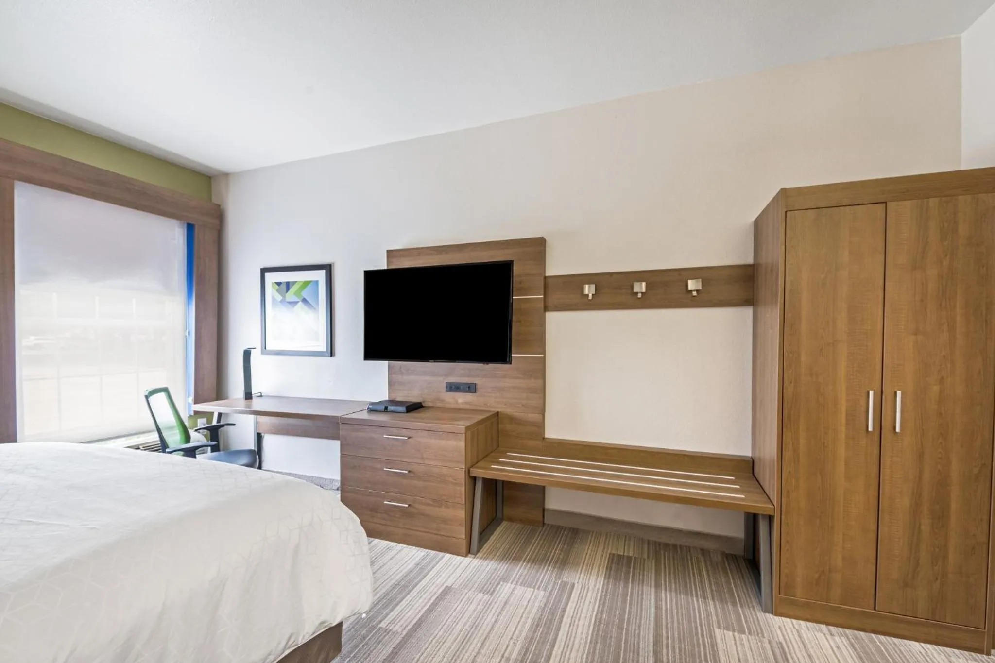 Photo of the whole room, Bed in Holiday Inn Express Hotel & Suites Columbus by IHG