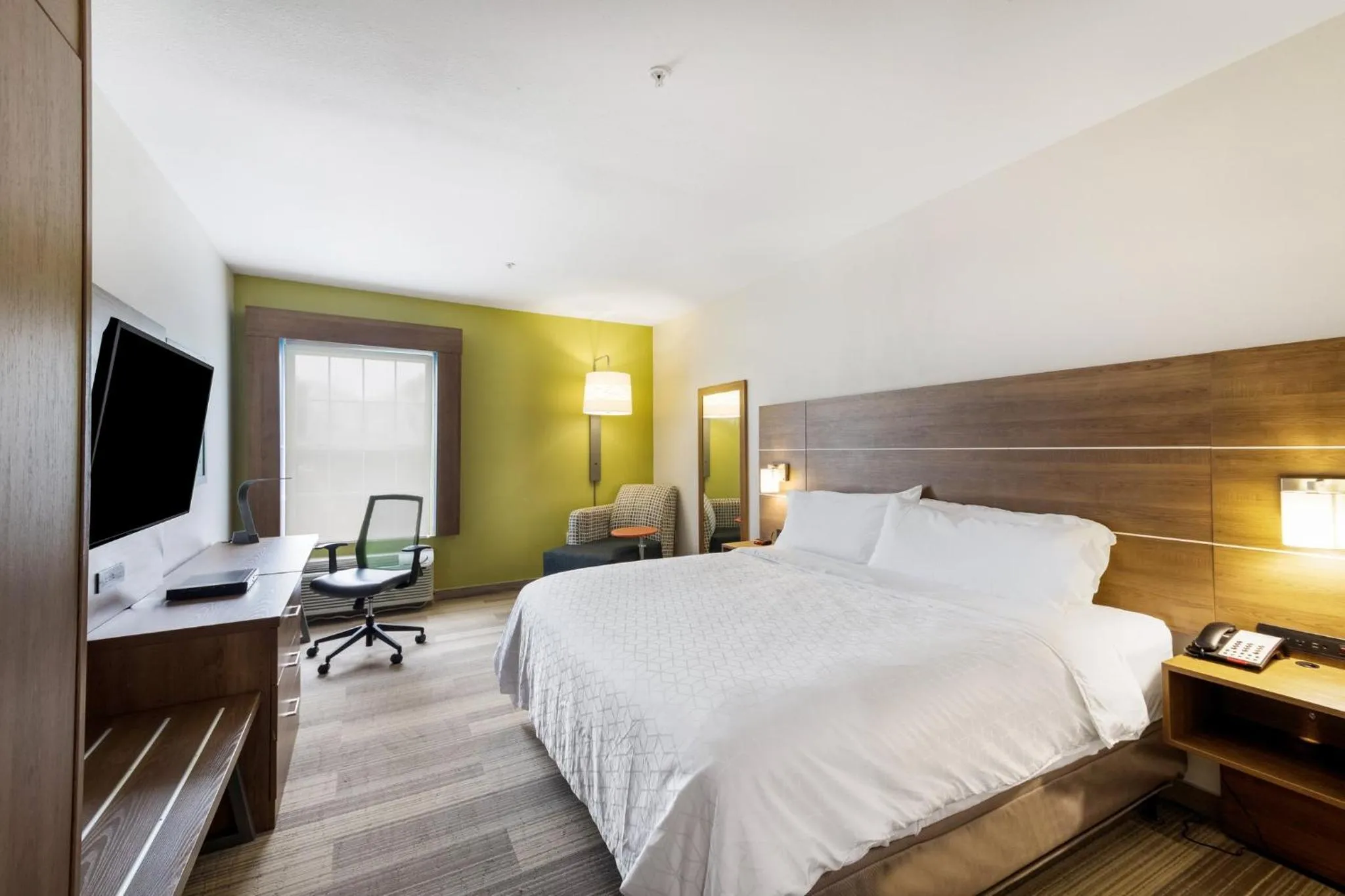 Photo of the whole room, Bed in Holiday Inn Express Hotel & Suites Columbus by IHG