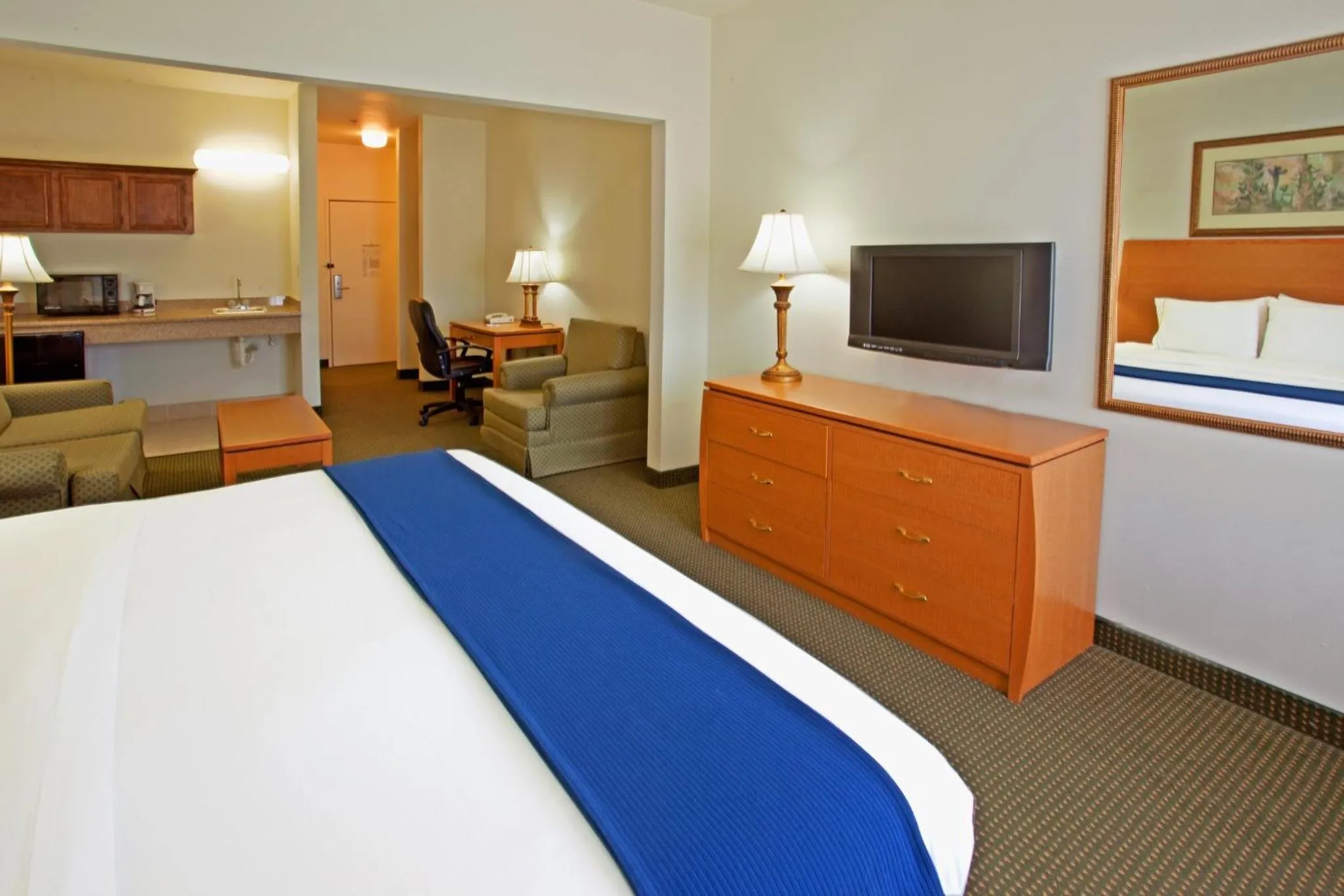 Photo of the whole room, Bed in Holiday Inn Express Hotel & Suites Columbus by IHG