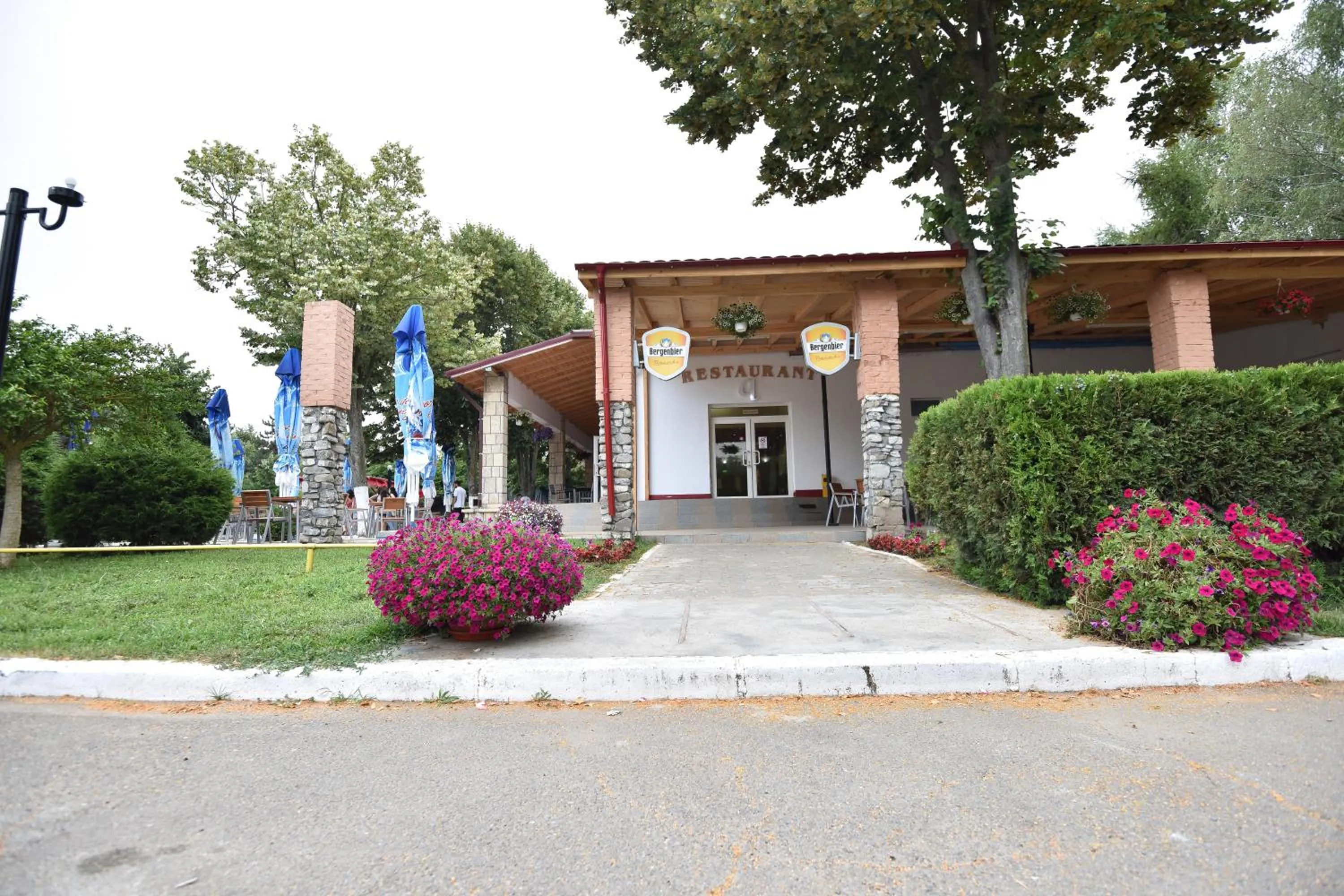 Restaurant/places to eat in Q Hotel