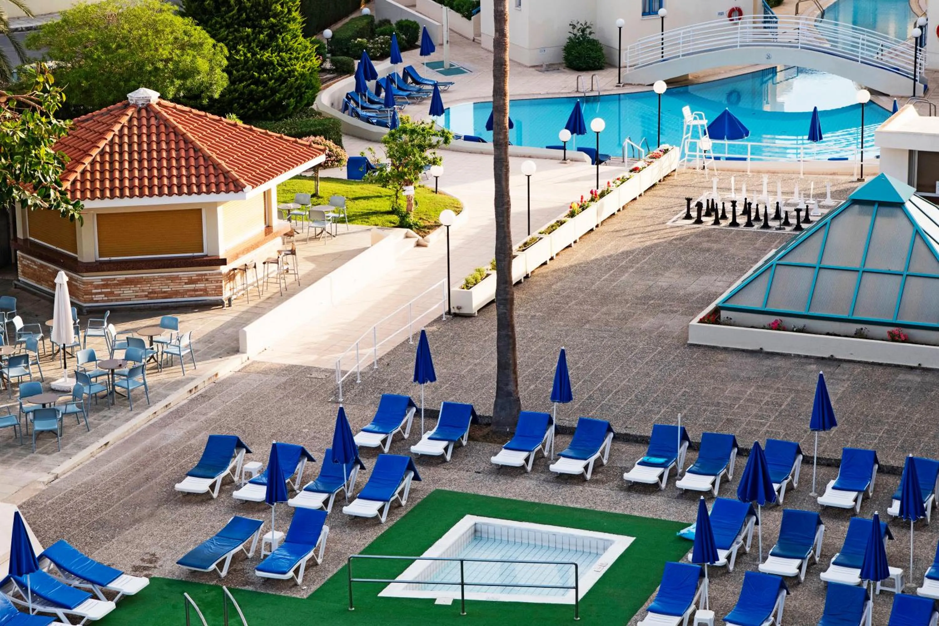 Swimming pool in Kissos Hotel