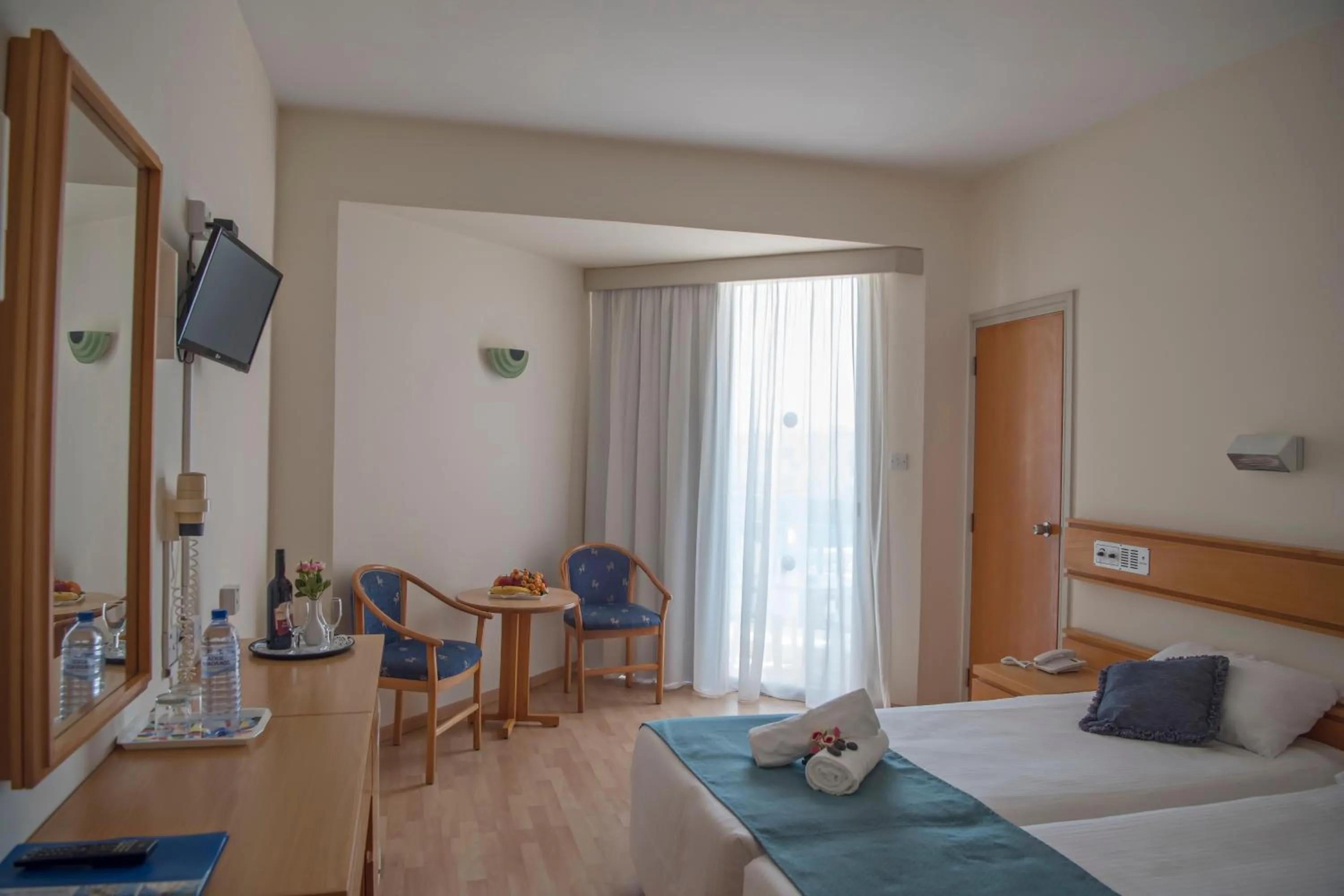 View (from property/room), Bed in Kissos Hotel