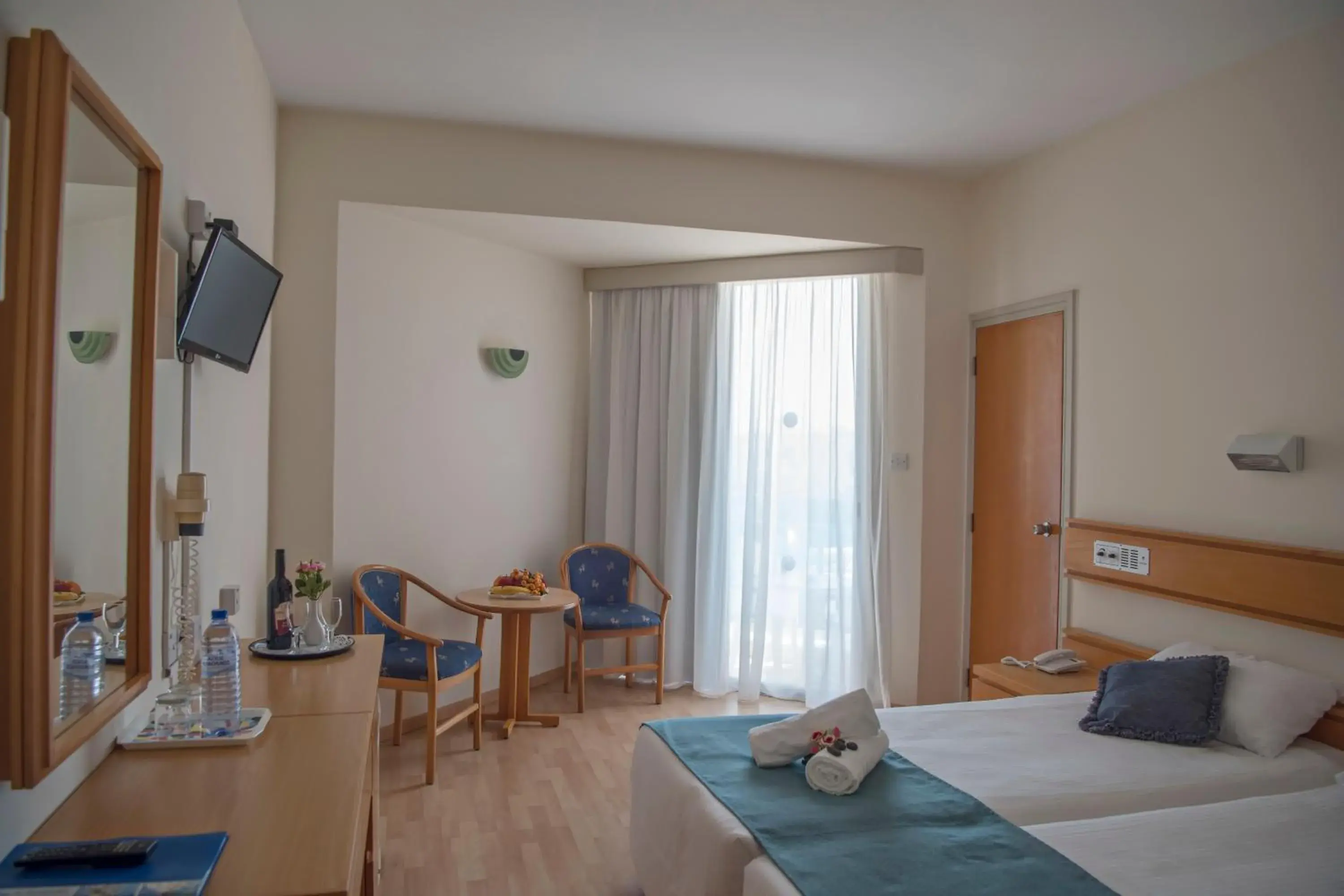 Standard Twin Room with Inland View in Kissos Hotel Standard Twin Room with Inland View in Kissos Hotel