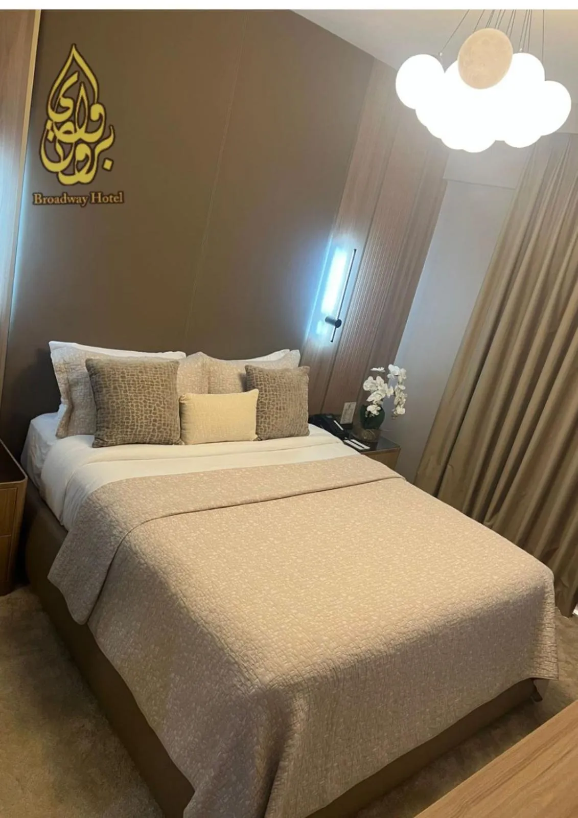 Bed in Broadway Hotel