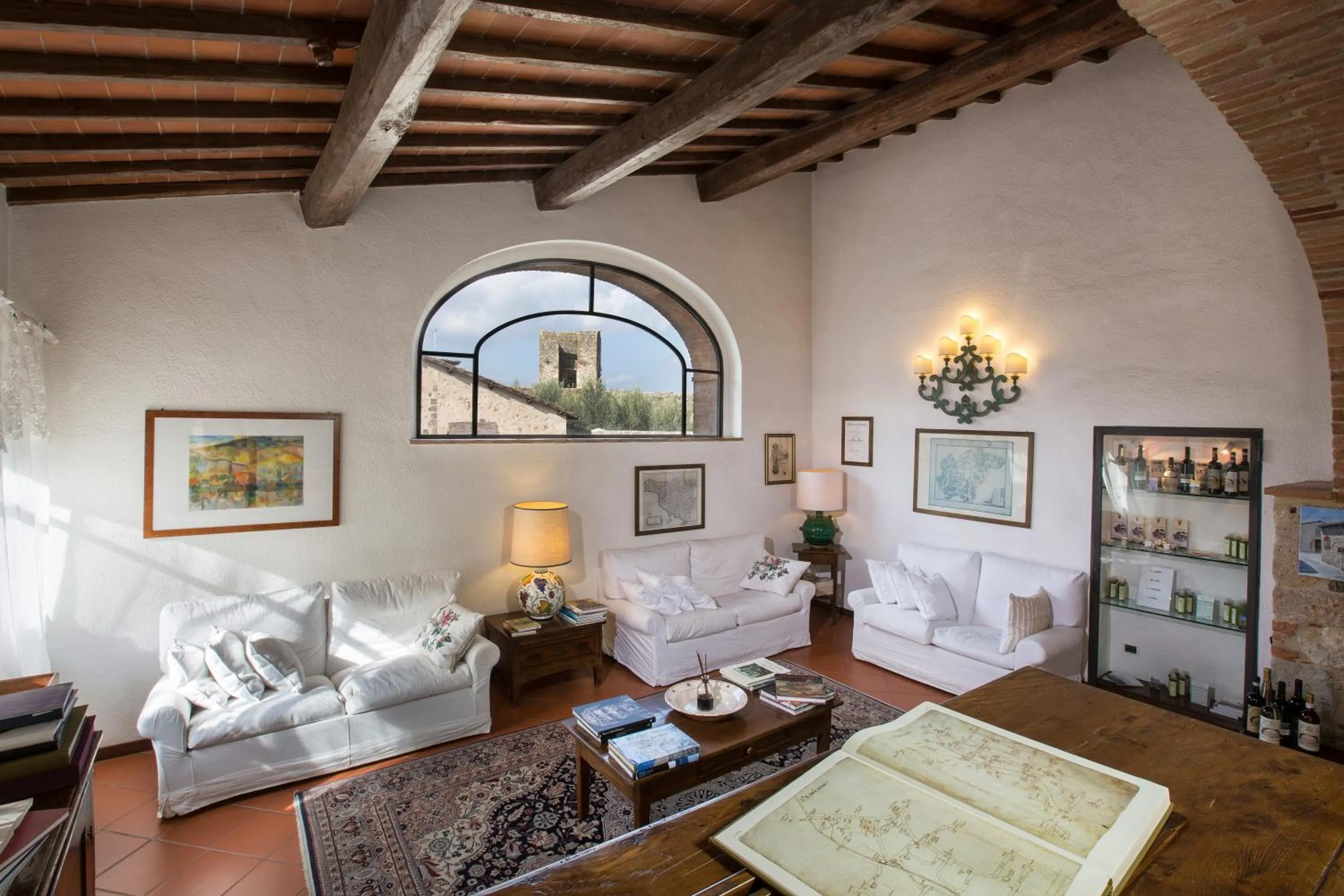 Communal lounge/ TV room in Hotel Monteriggioni