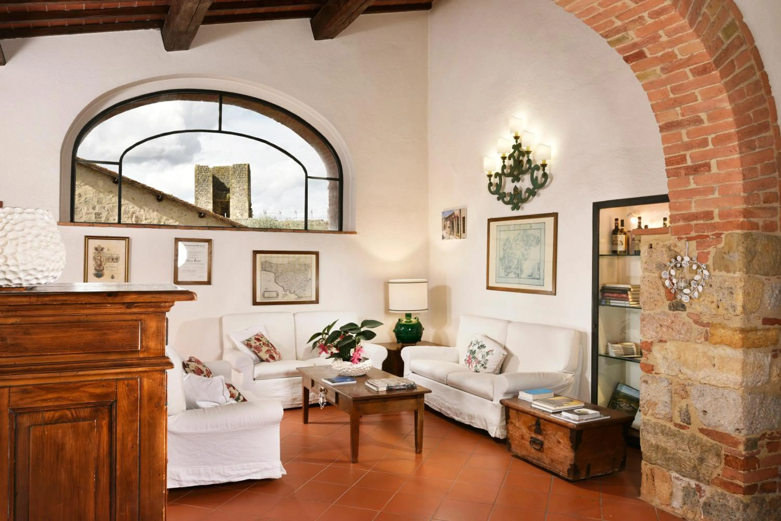 Communal lounge/ TV room in Hotel Monteriggioni