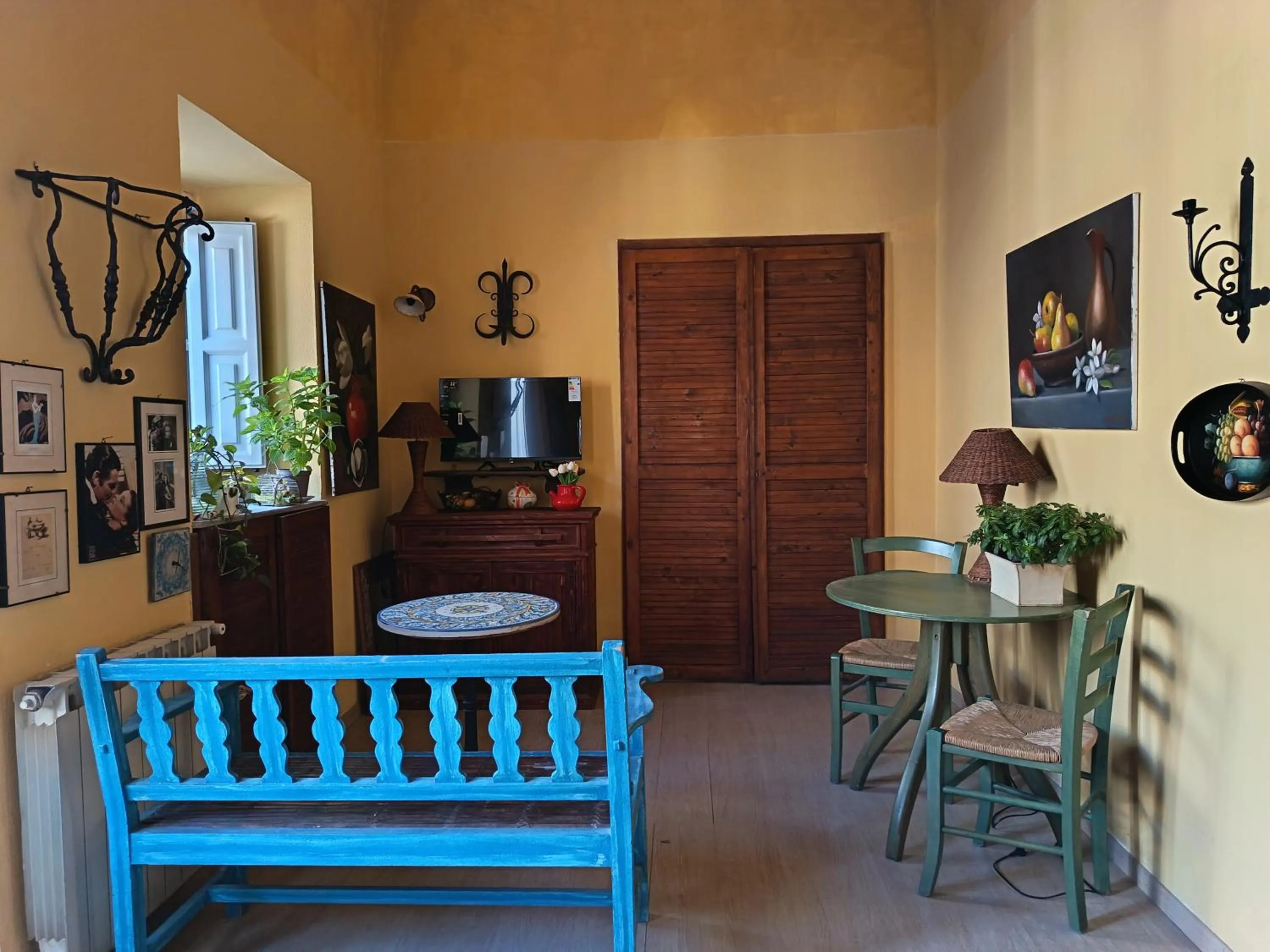 Communal lounge/ TV room in I Vespri