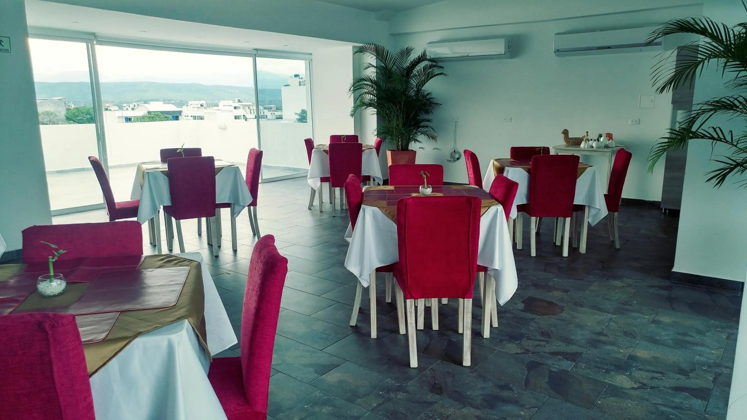 Restaurant/places to eat in Massay Hotel