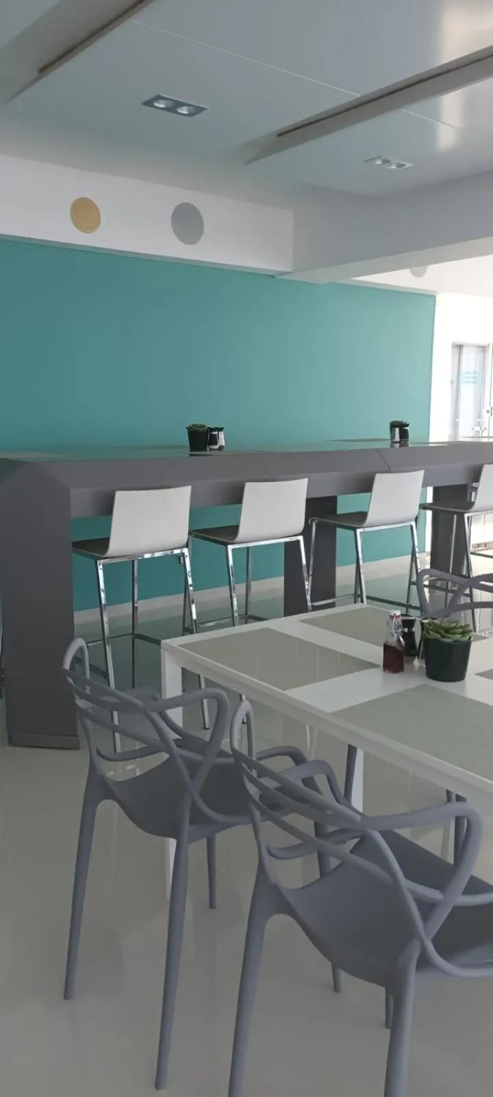 Restaurant/places to eat in Lincoln Suite