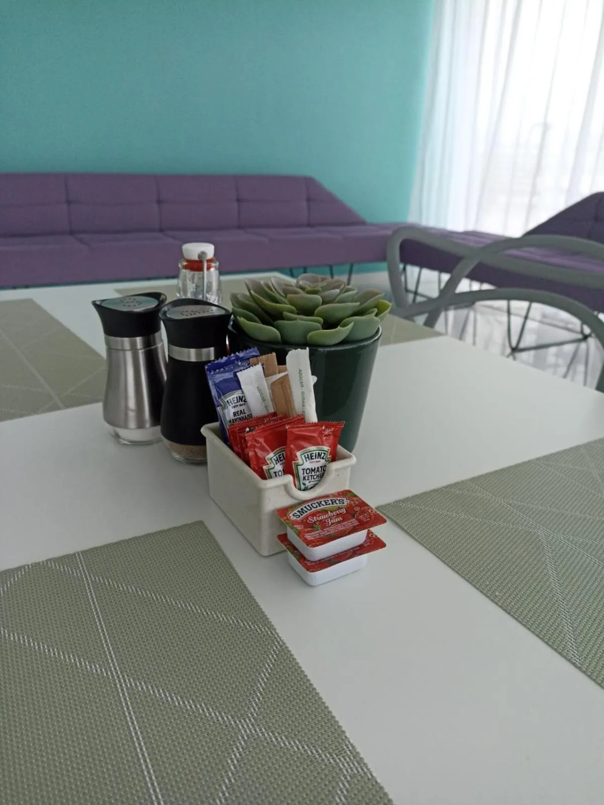 Restaurant/places to eat in Lincoln Suite