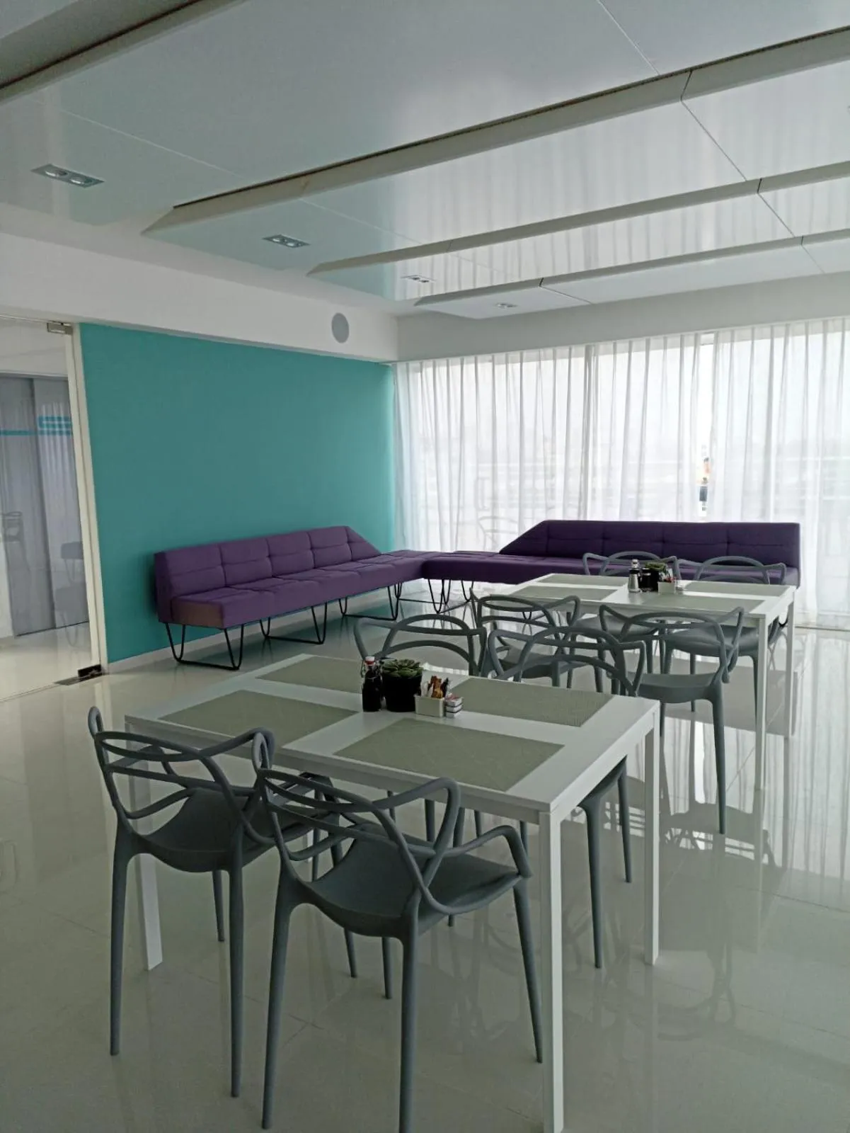 Restaurant/places to eat in Lincoln Suite