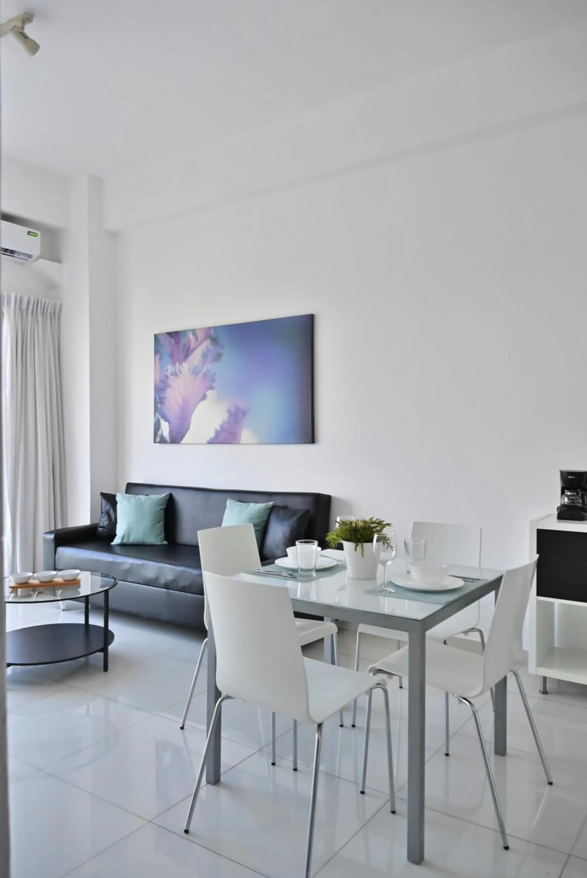 Living room in Lincoln Suite