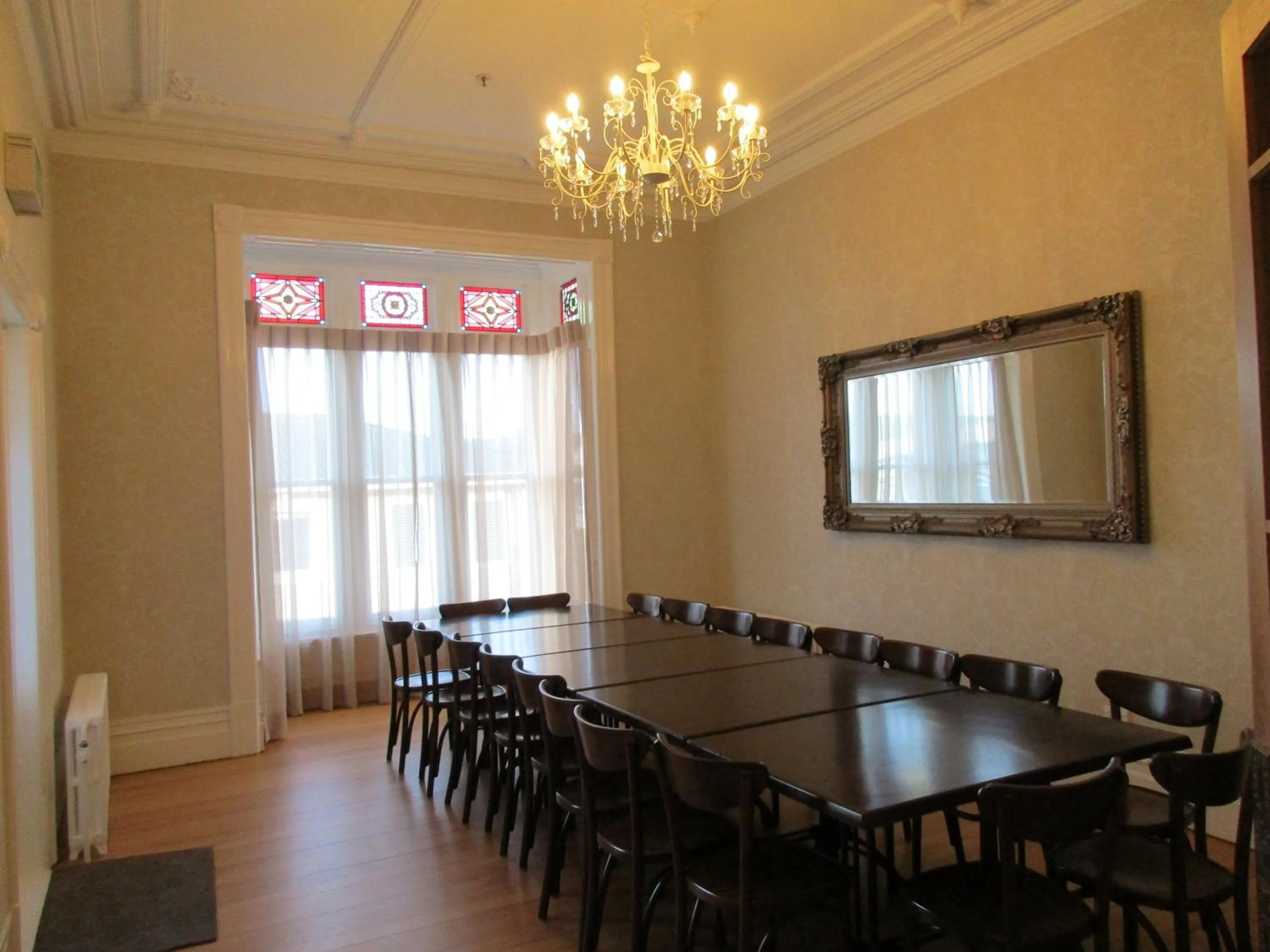 Dining area in Valmai House & Motel Cambridge