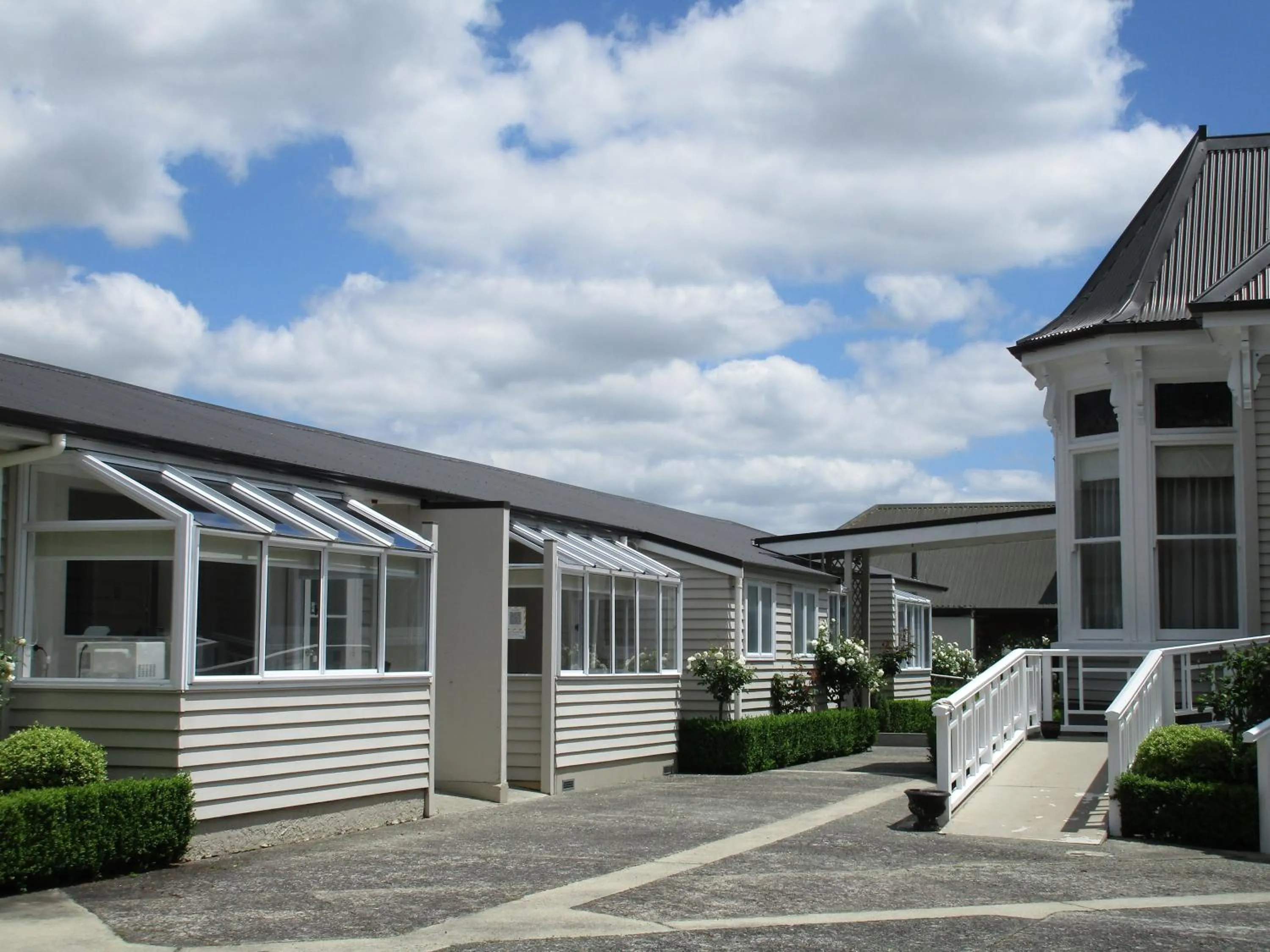 Property building in Valmai House & Motel Cambridge