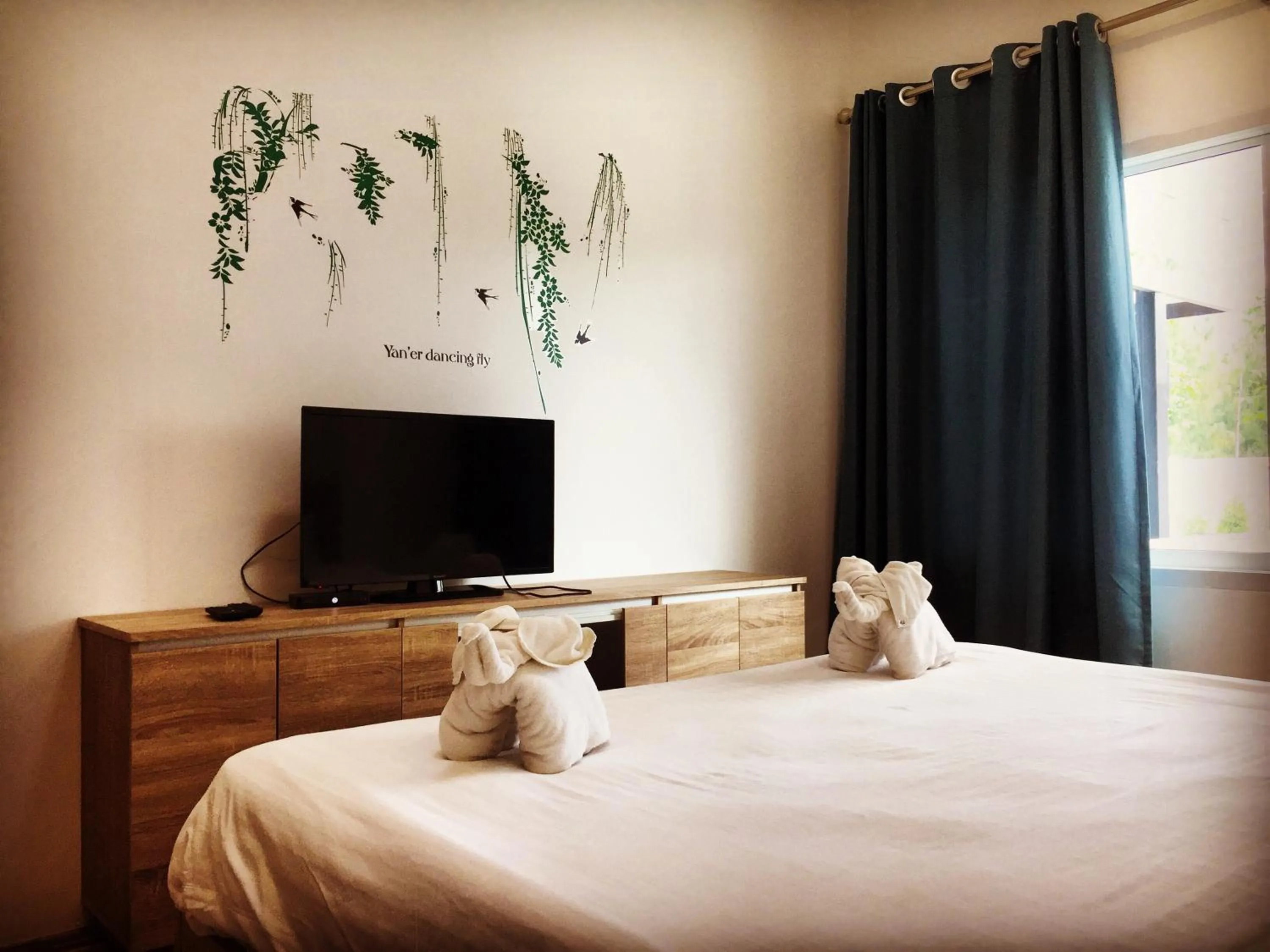 Bed, TV/Entertainment Center in Mondara Vacation Home