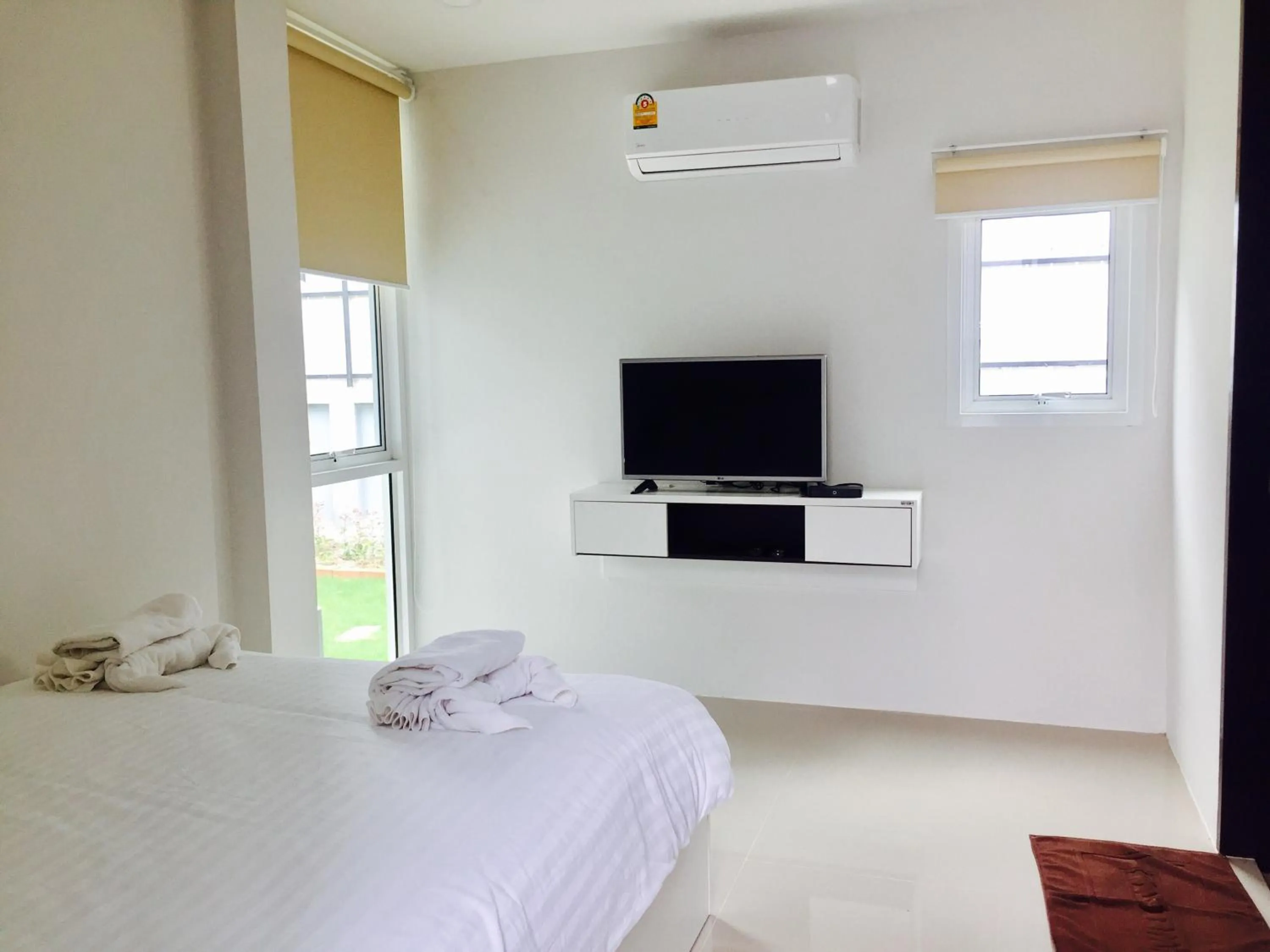 Bed, TV/Entertainment Center in Mondara Vacation Home