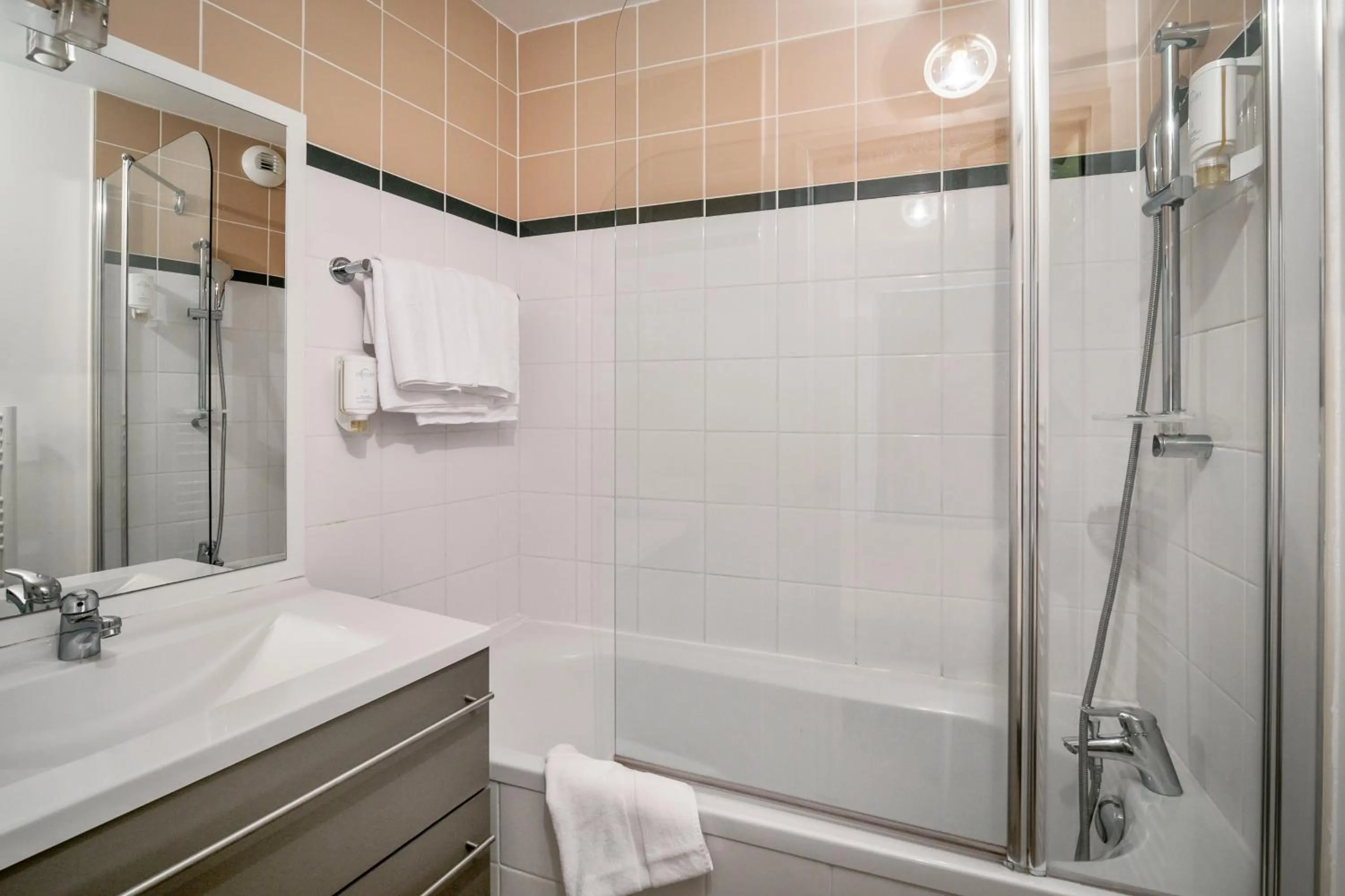 Bathroom in Comfort Aparthotel Lourdes Lorda