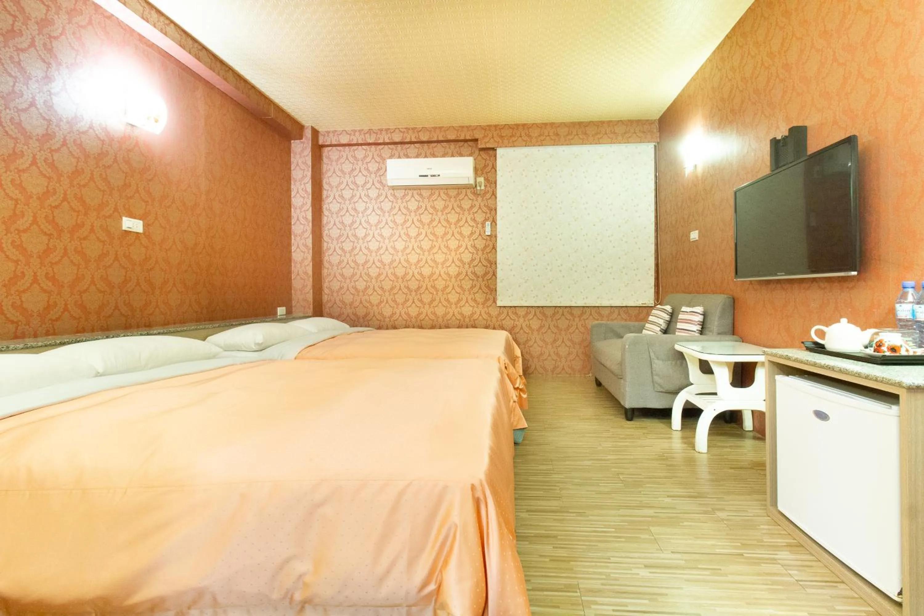 Communal lounge/ TV room, Bed in Best Hotel