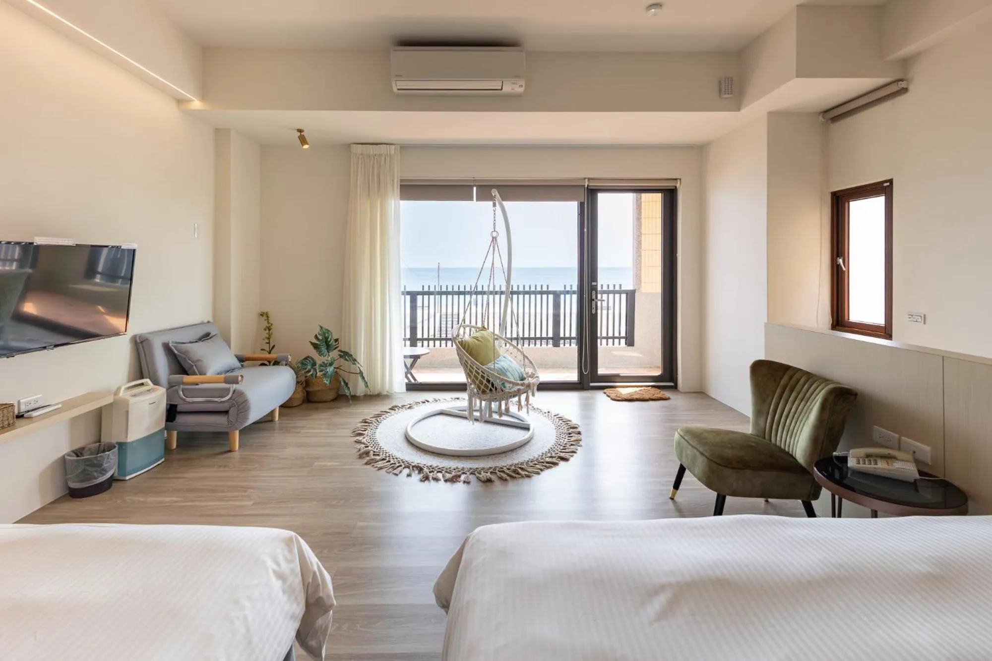 Living room, Bed in Beachcastle & Sea View Villa