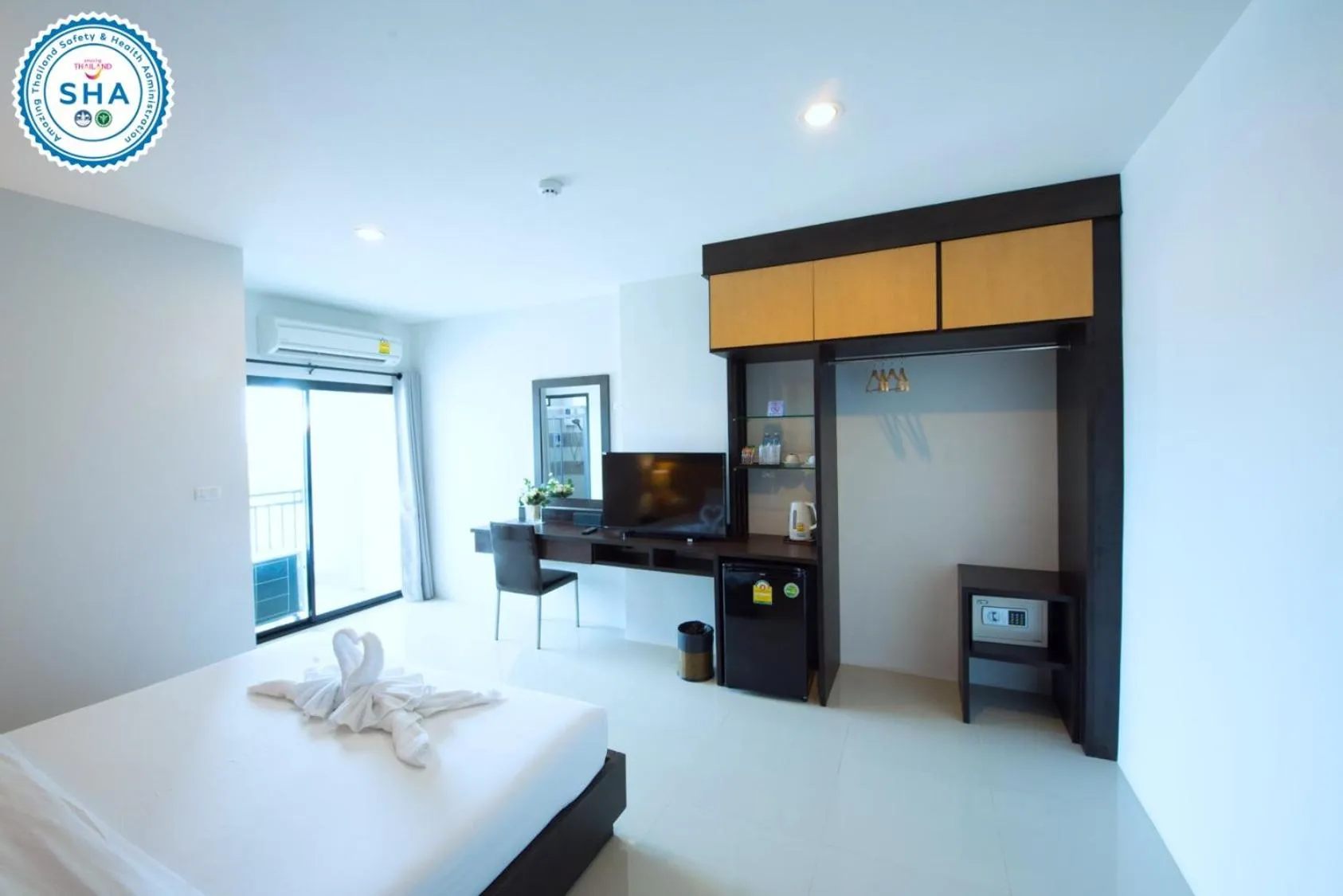 Living room, Bed in Lee Hotel