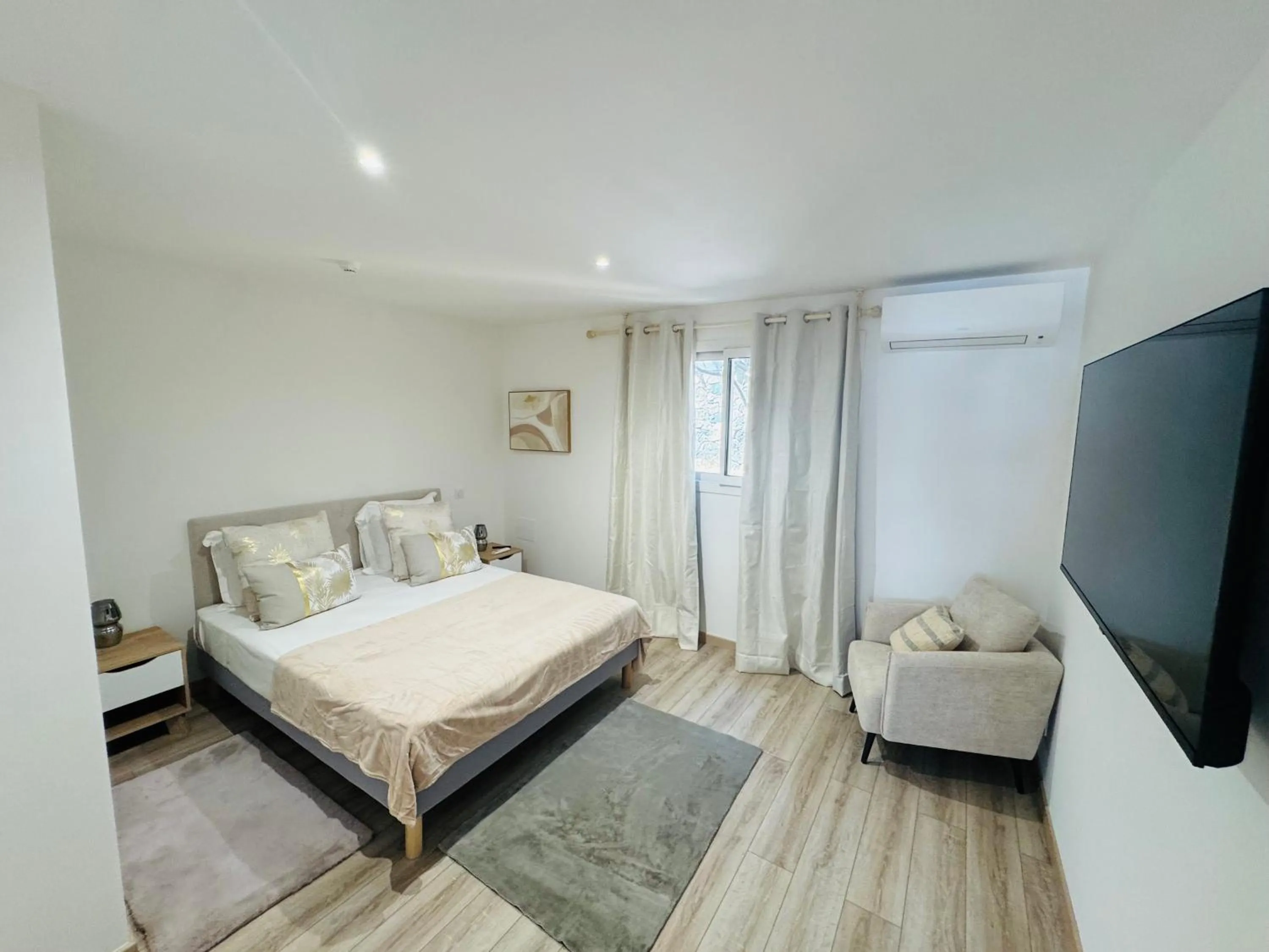 TV and multimedia in L'Aiglon Bylitis