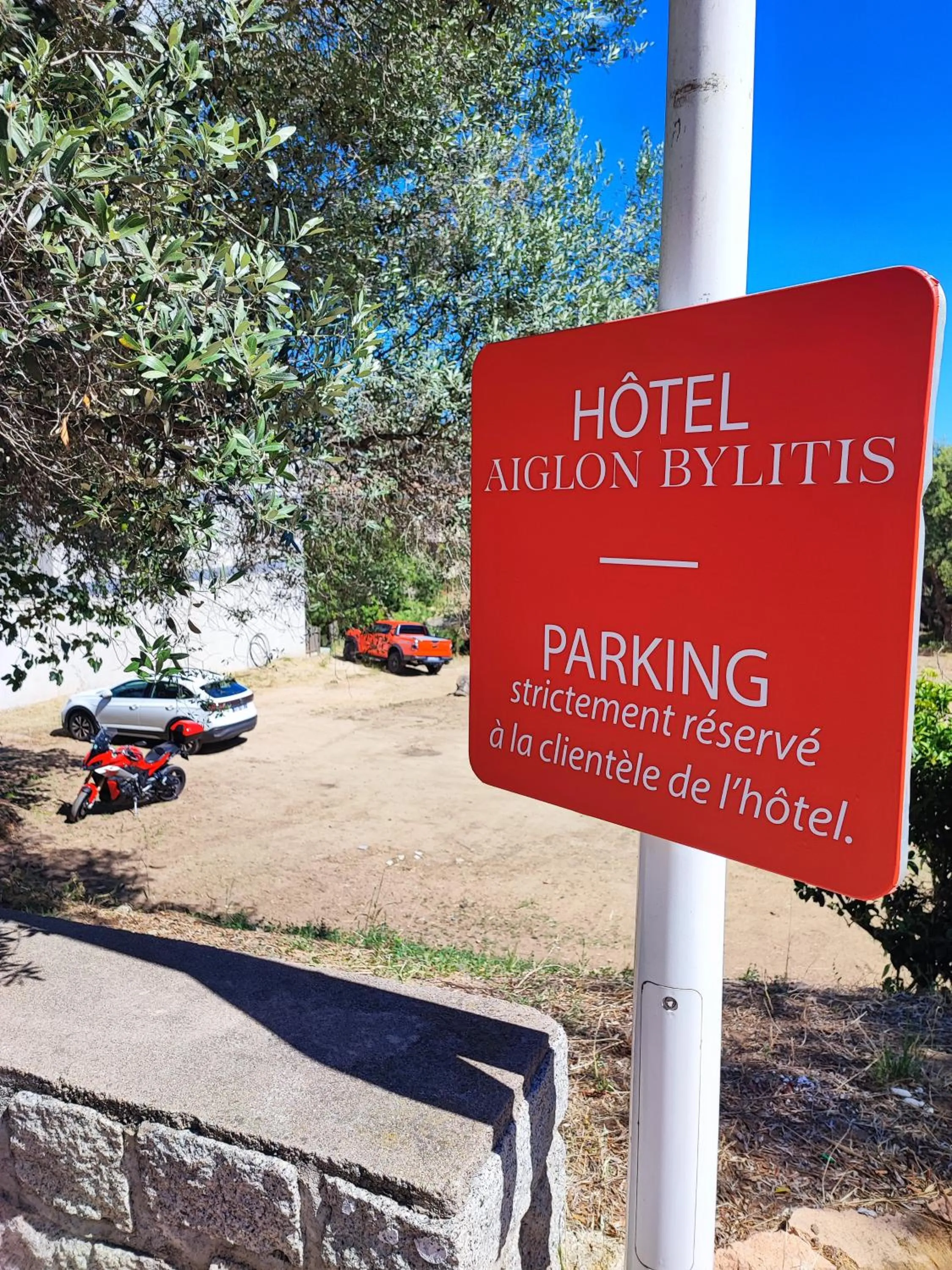 Parking in L'Aiglon Bylitis