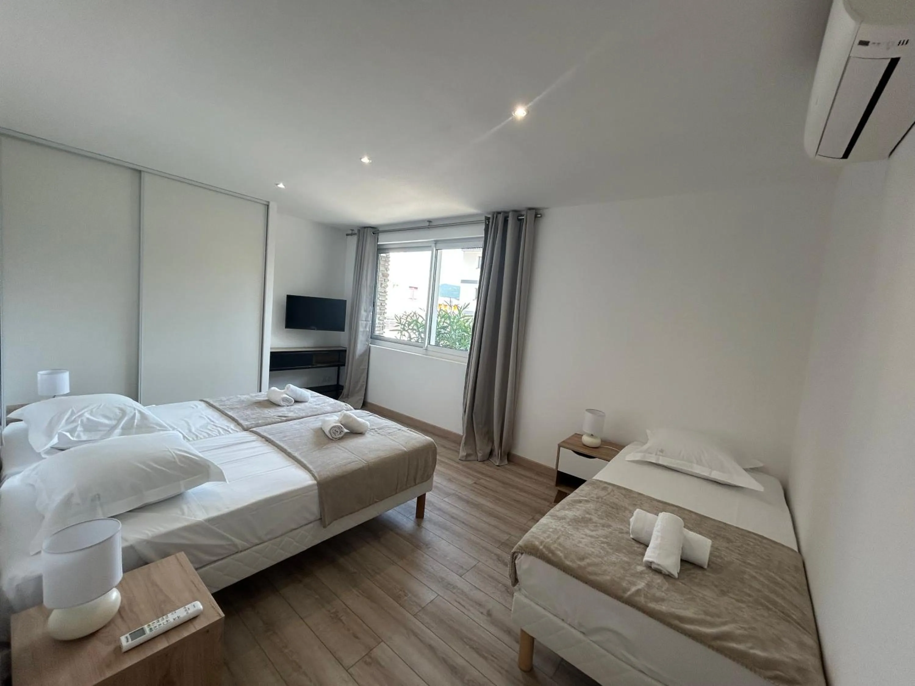 Photo of the whole room in L'Aiglon Bylitis