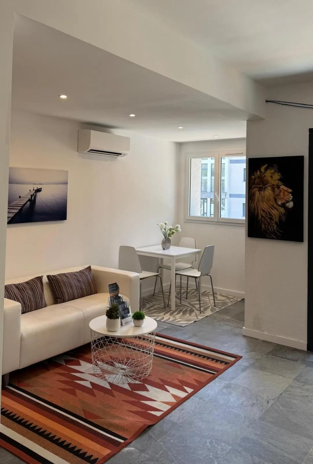 Lobby or reception in L'Aiglon Bylitis