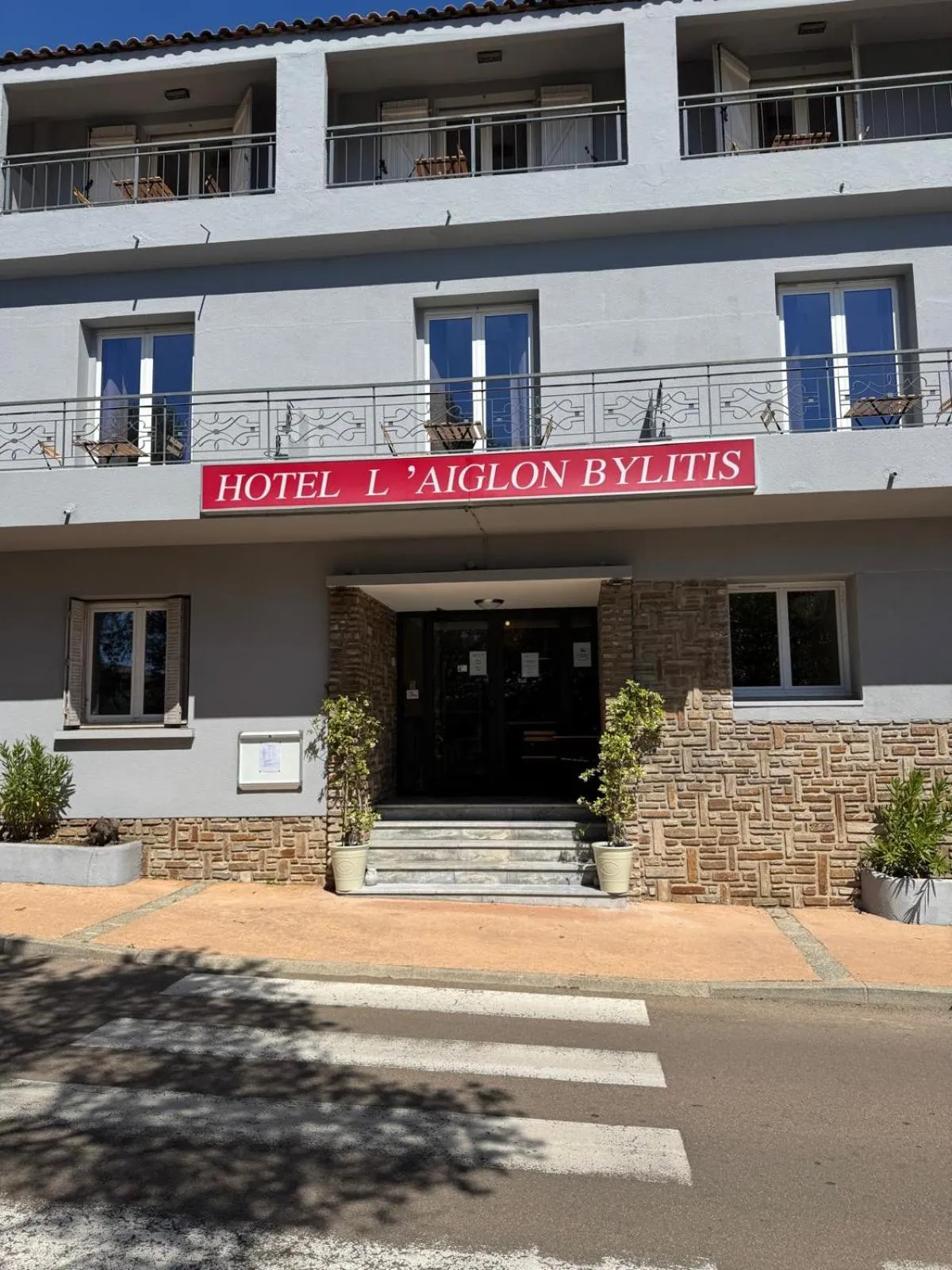 Facade/entrance in L'Aiglon Bylitis