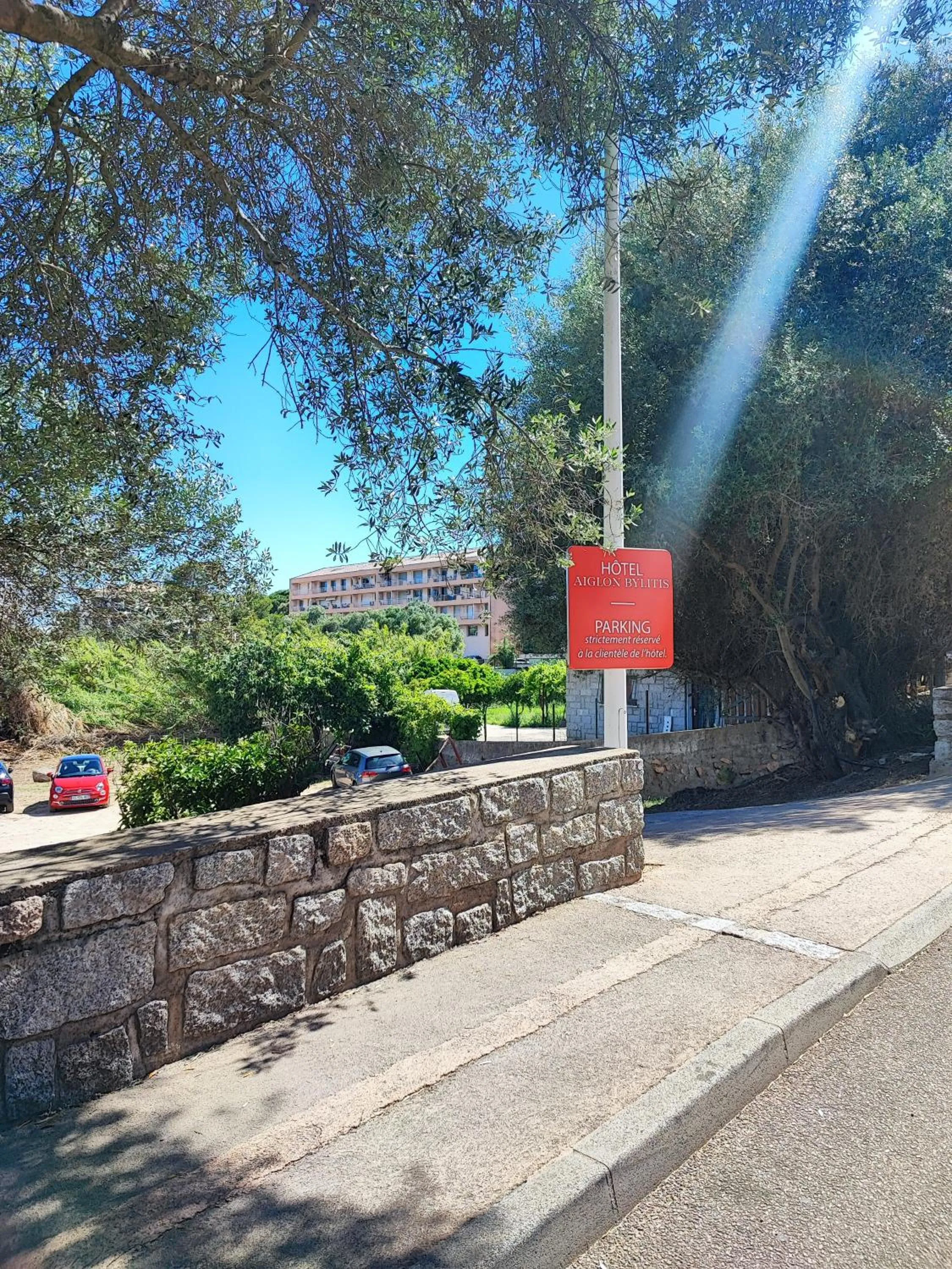 Parking in L'Aiglon Bylitis