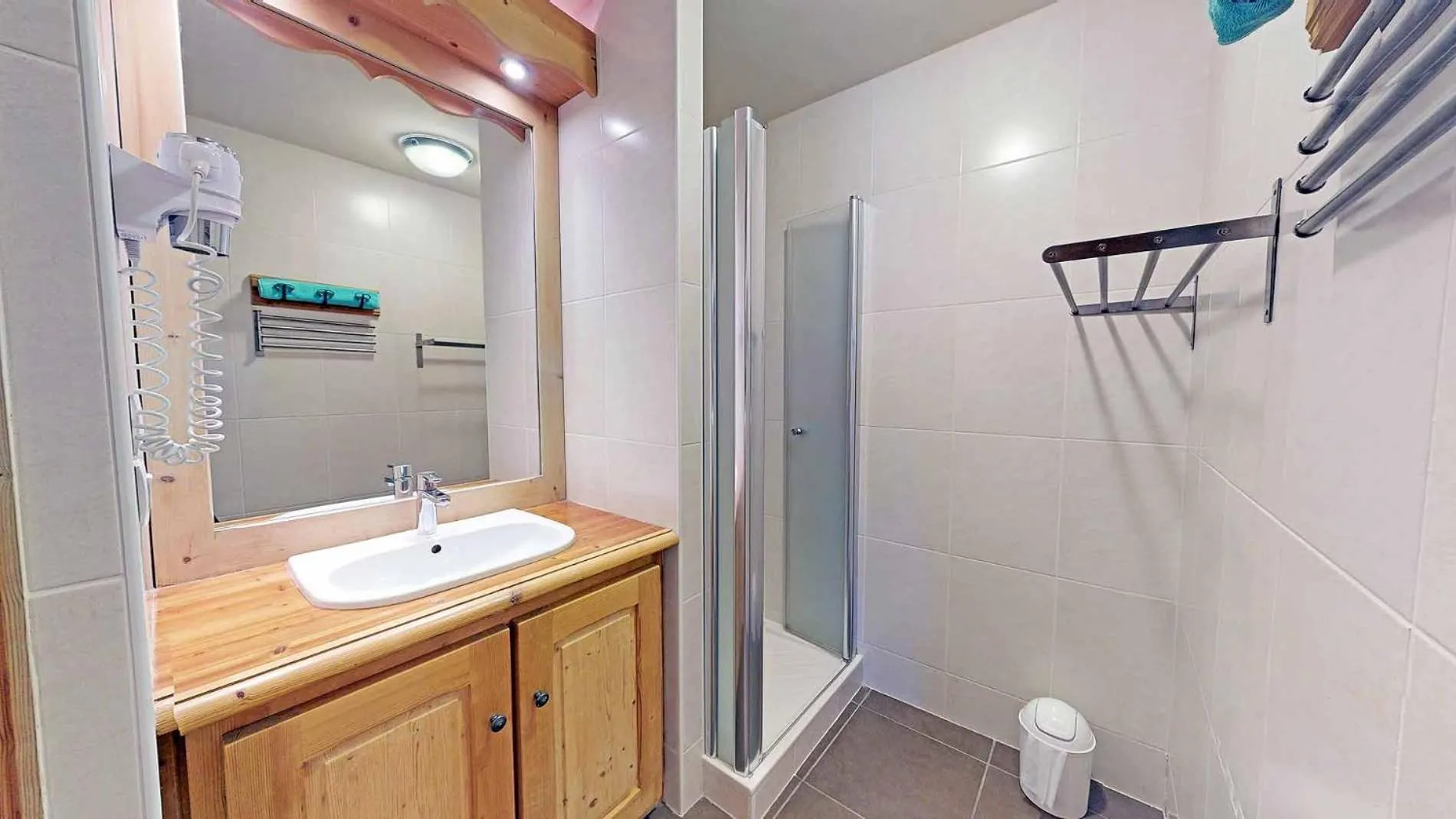 Shower in Le Sabot de Vénus