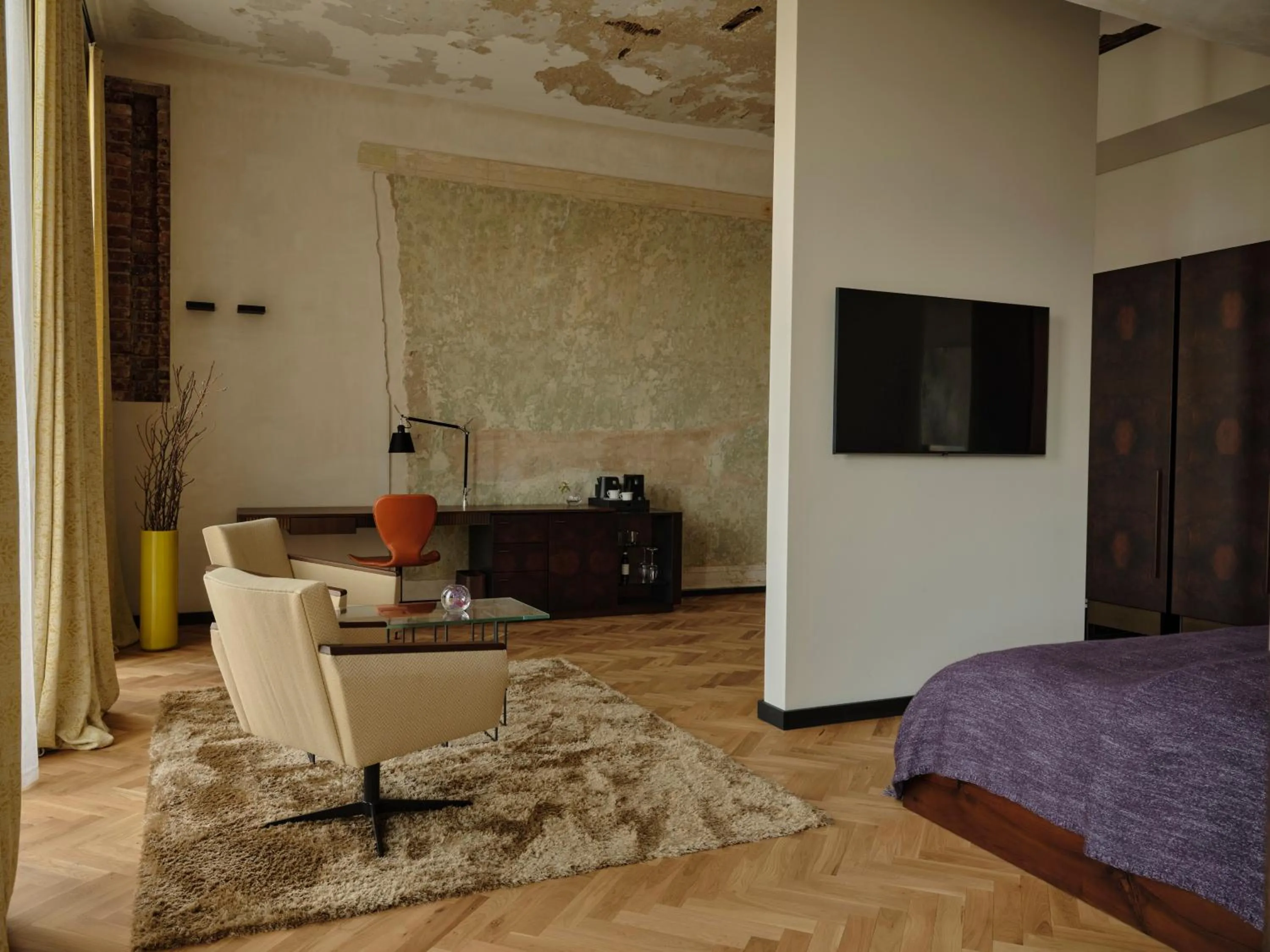 Seating area, Bed in Grand Hotel