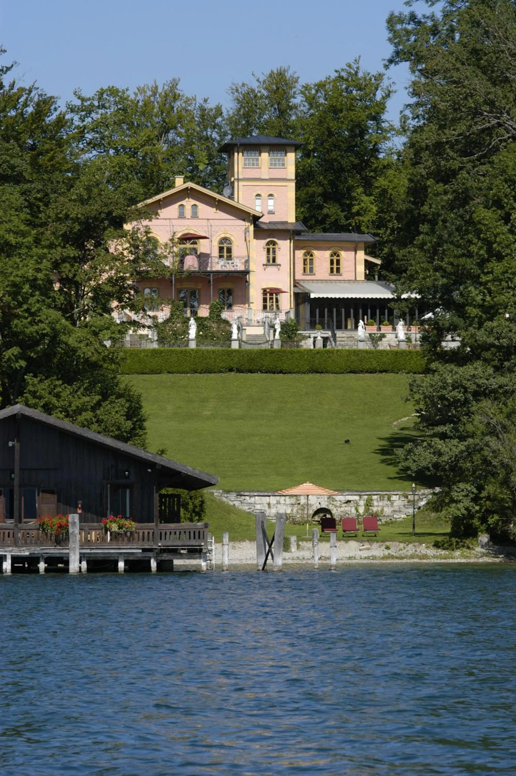 Facade/entrance in LA VILLA am Starnberger See