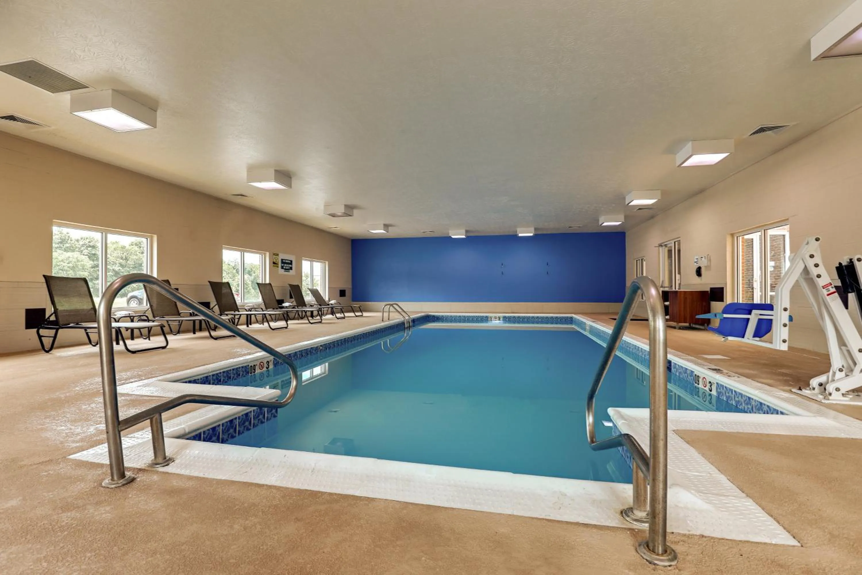 Swimming pool in Holiday Inn Express Campbellsville by IHG