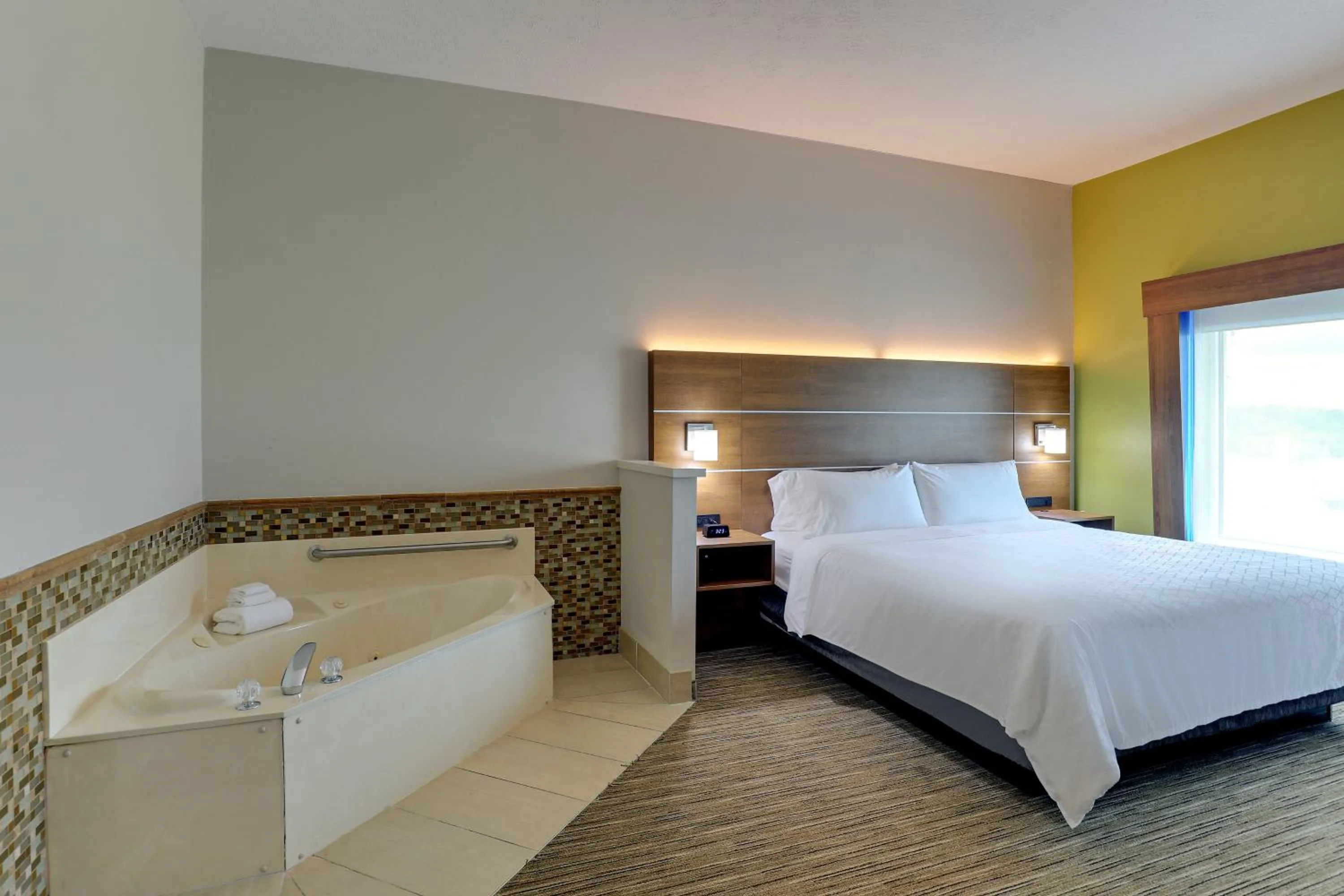 Photo of the whole room, Bed in Holiday Inn Express Campbellsville by IHG