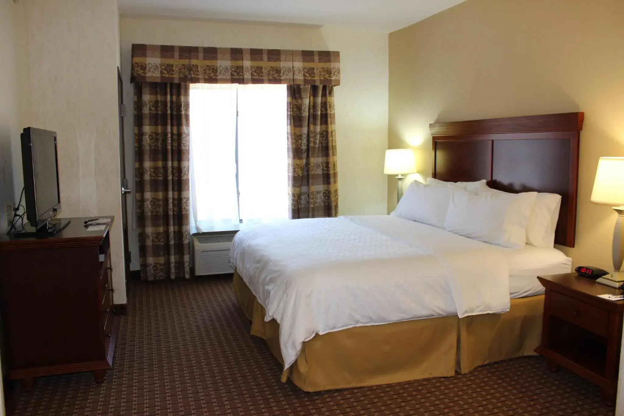 Photo of the whole room, Bed in Holiday Inn Express Hotel & Suites Center by IHG Photo of the whole room, Bed in Holiday Inn Express Hotel & Suites Center by IHG