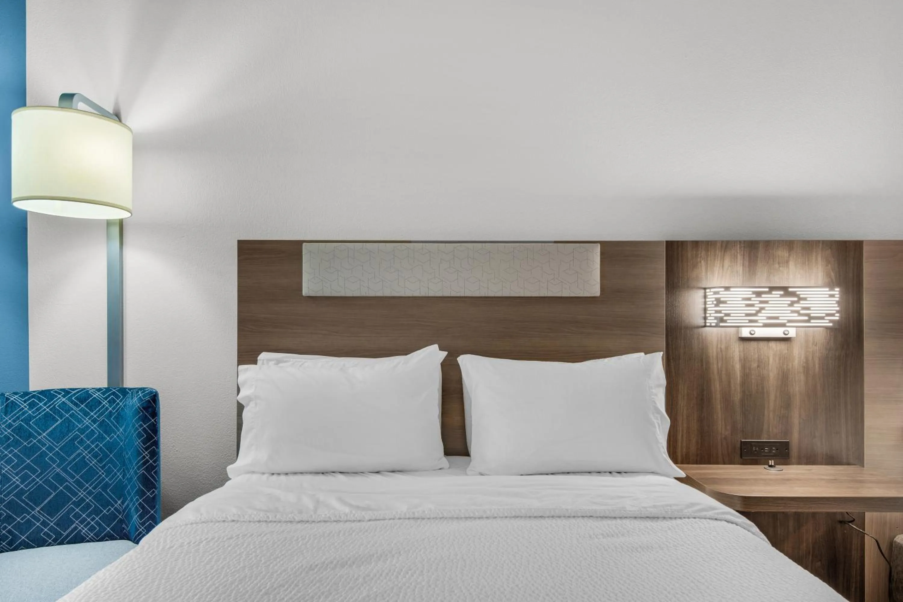 Bed in Holiday Inn Express Destin E - Commons Mall Area by IHG