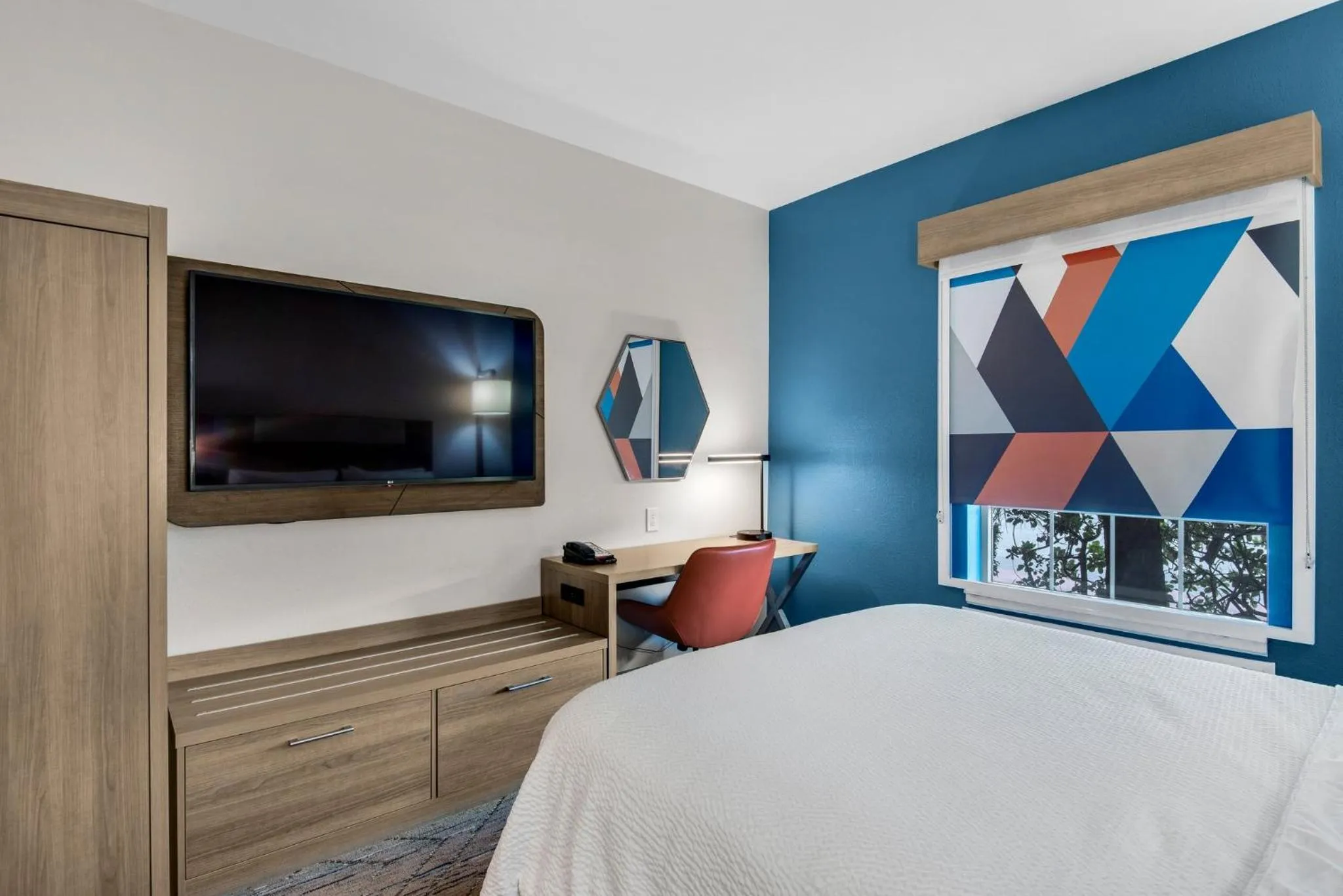 Photo of the whole room, Bed in Holiday Inn Express Destin E - Commons Mall Area by IHG