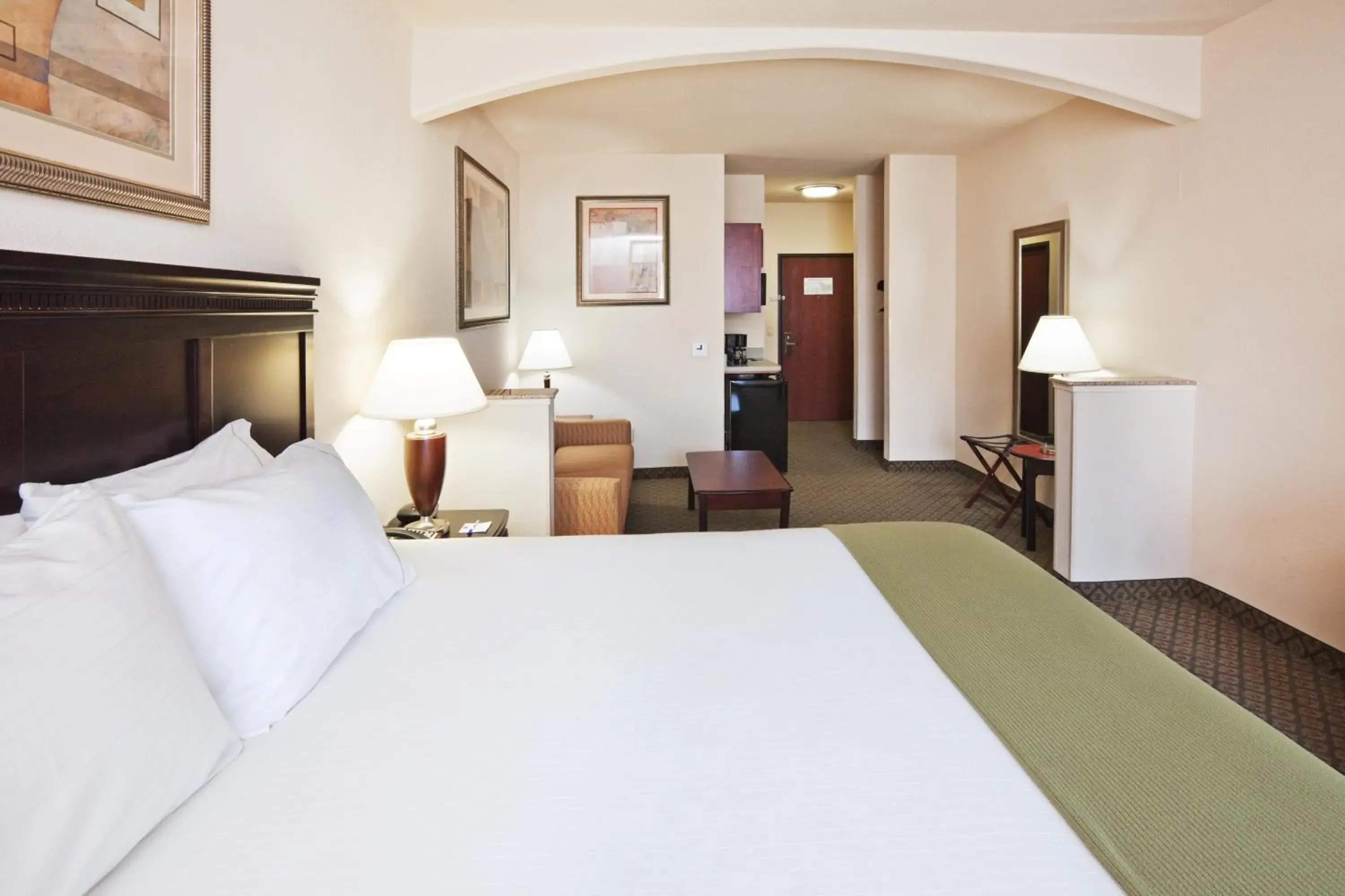 Photo of the whole room, Bed in Holiday Inn Express Hotel and Suites Corsicana I-45 by IHG Photo of the whole room, Bed in Holiday Inn Express Hotel and Suites Corsicana I-45 by IHG