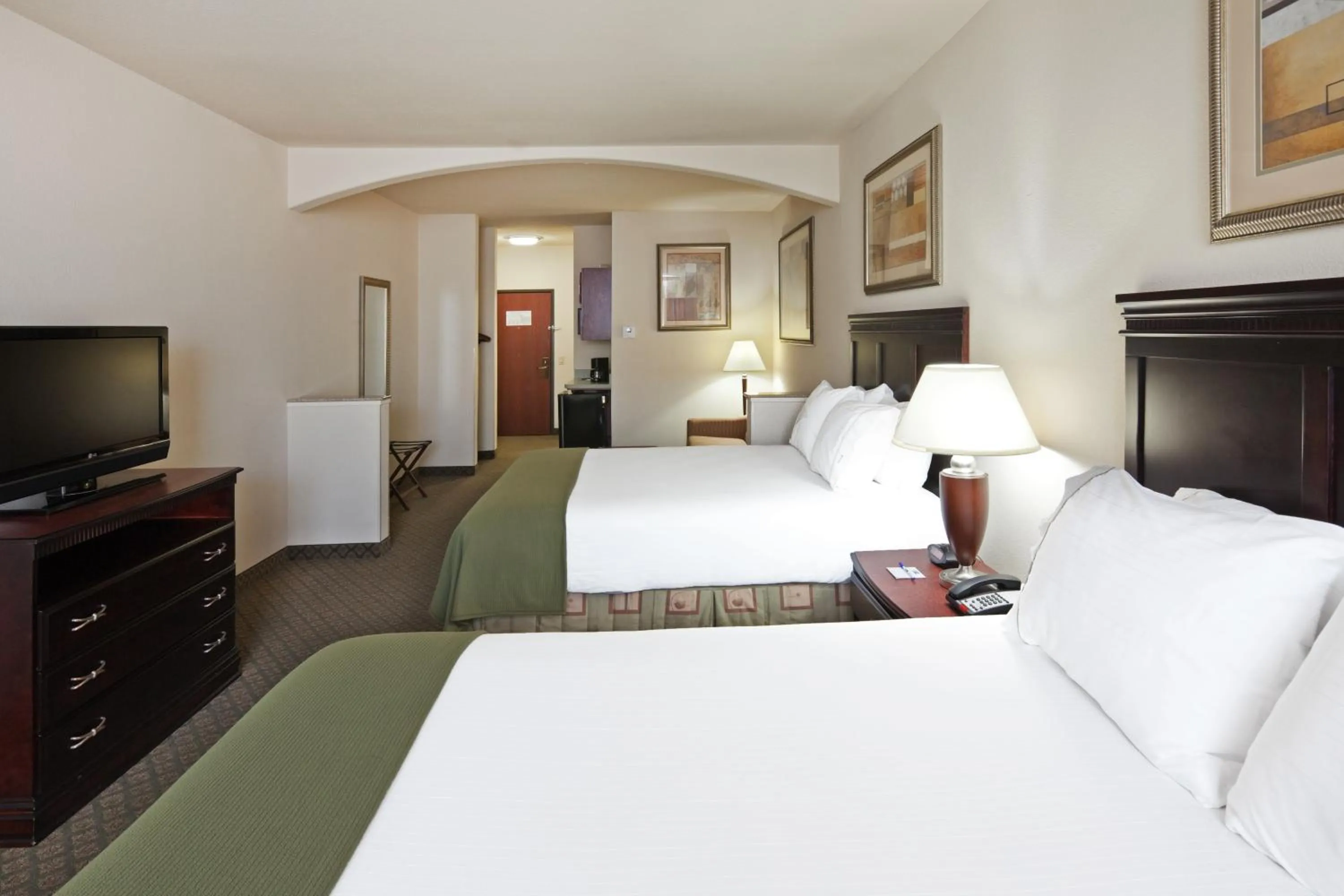 Photo of the whole room, Bed in Holiday Inn Express Hotel and Suites Corsicana I-45 by IHG