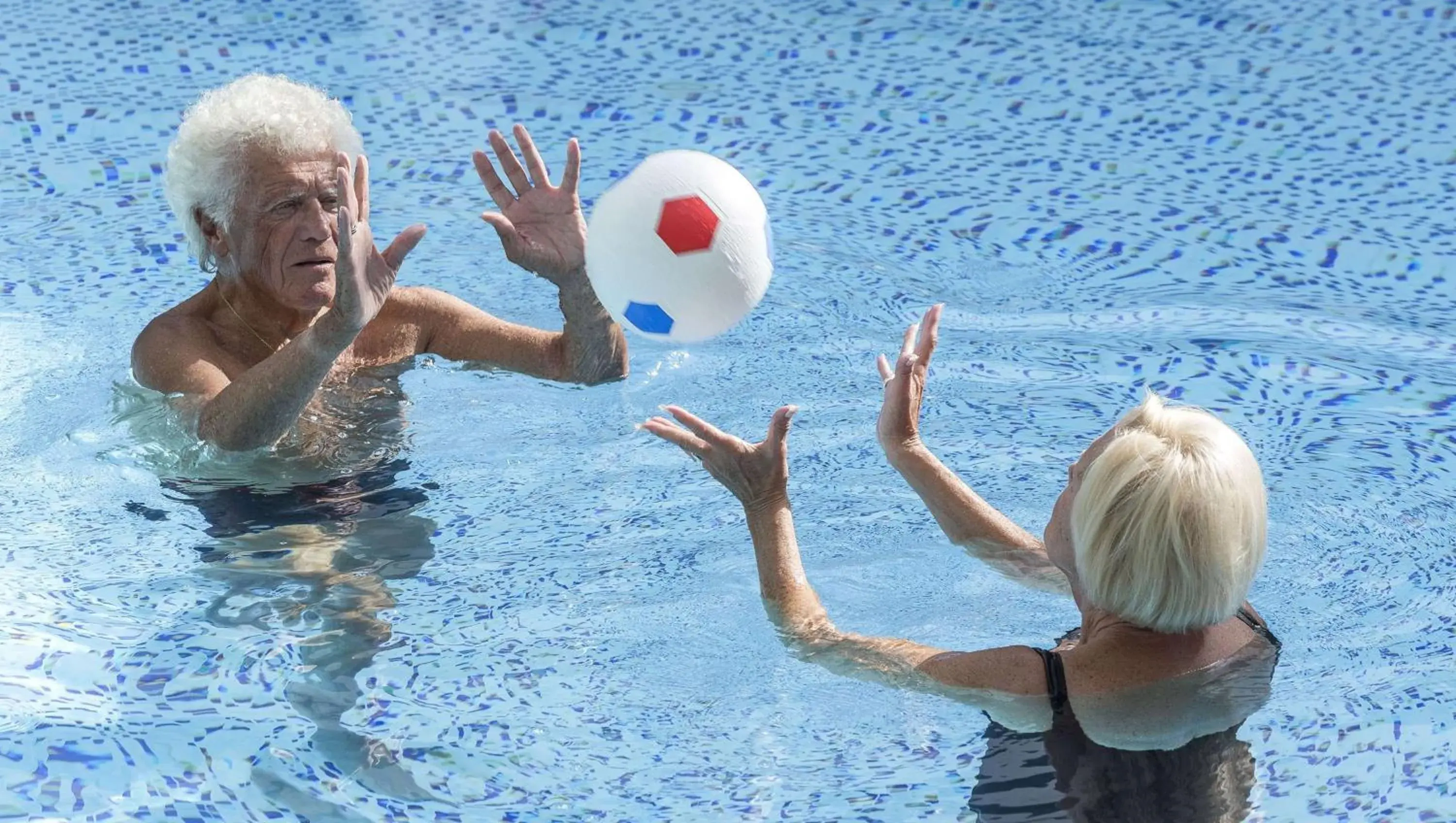 Swimming pool in Magnuson Hotel Commerce Swimming pool in Magnuson Hotel Commerce