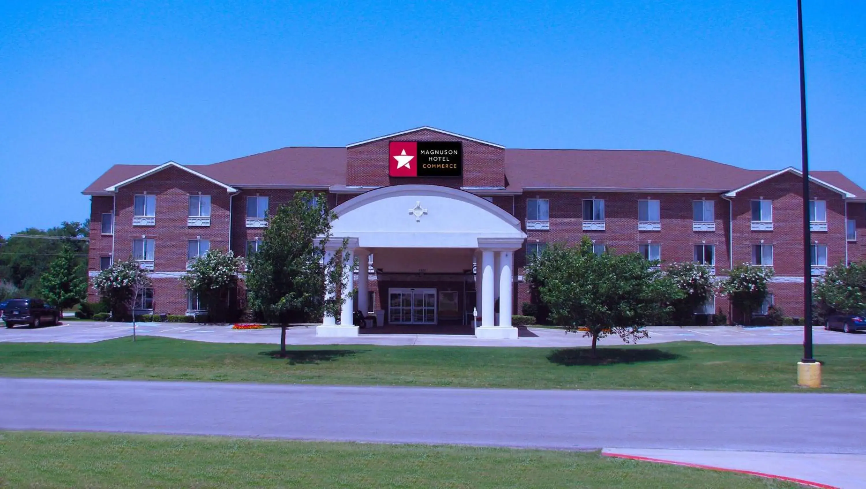 Property building in Magnuson Hotel Commerce Property building in Magnuson Hotel Commerce