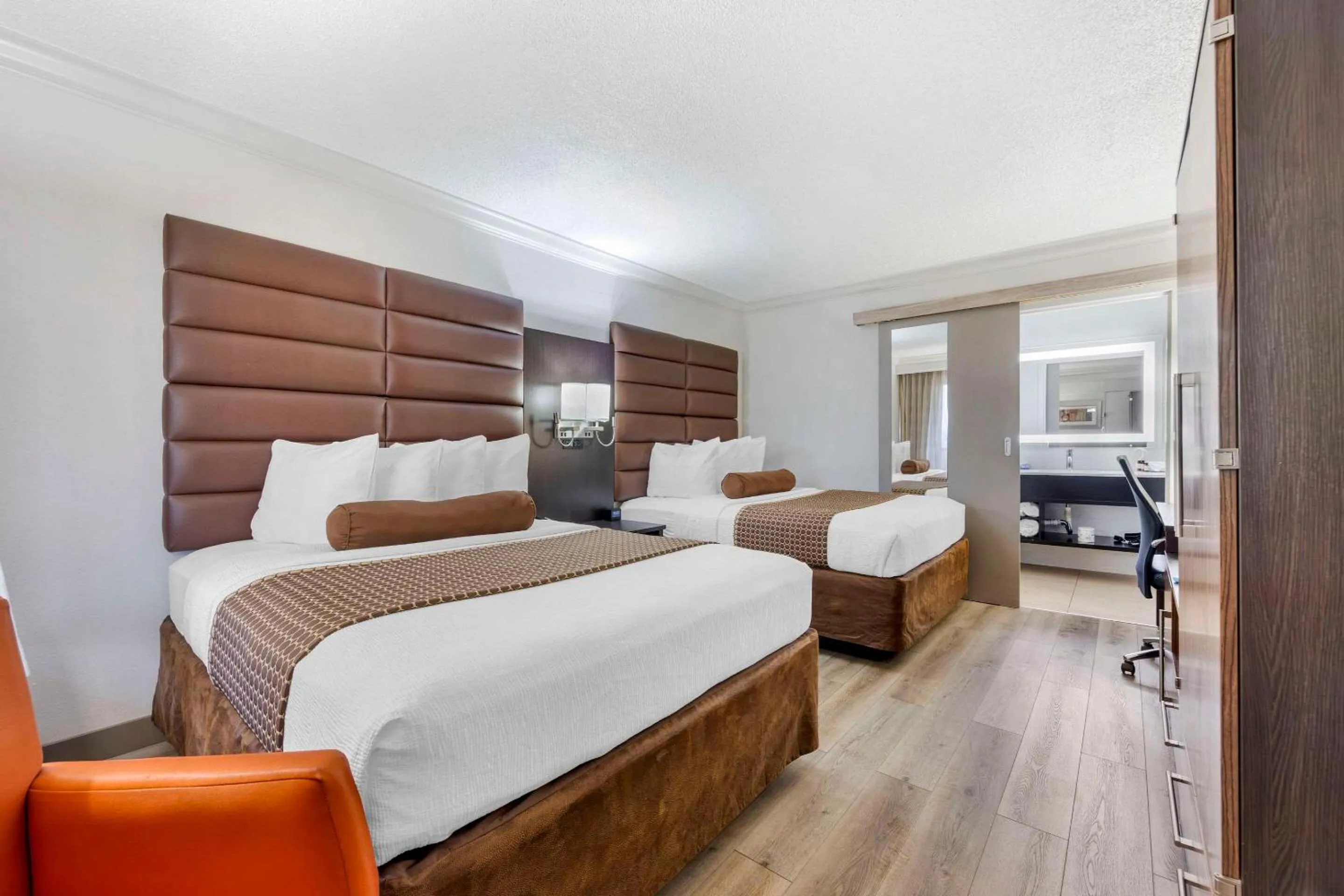 Bedroom, Bed in The Capitol Hotel Downtown, an Ascend Collection Hotel