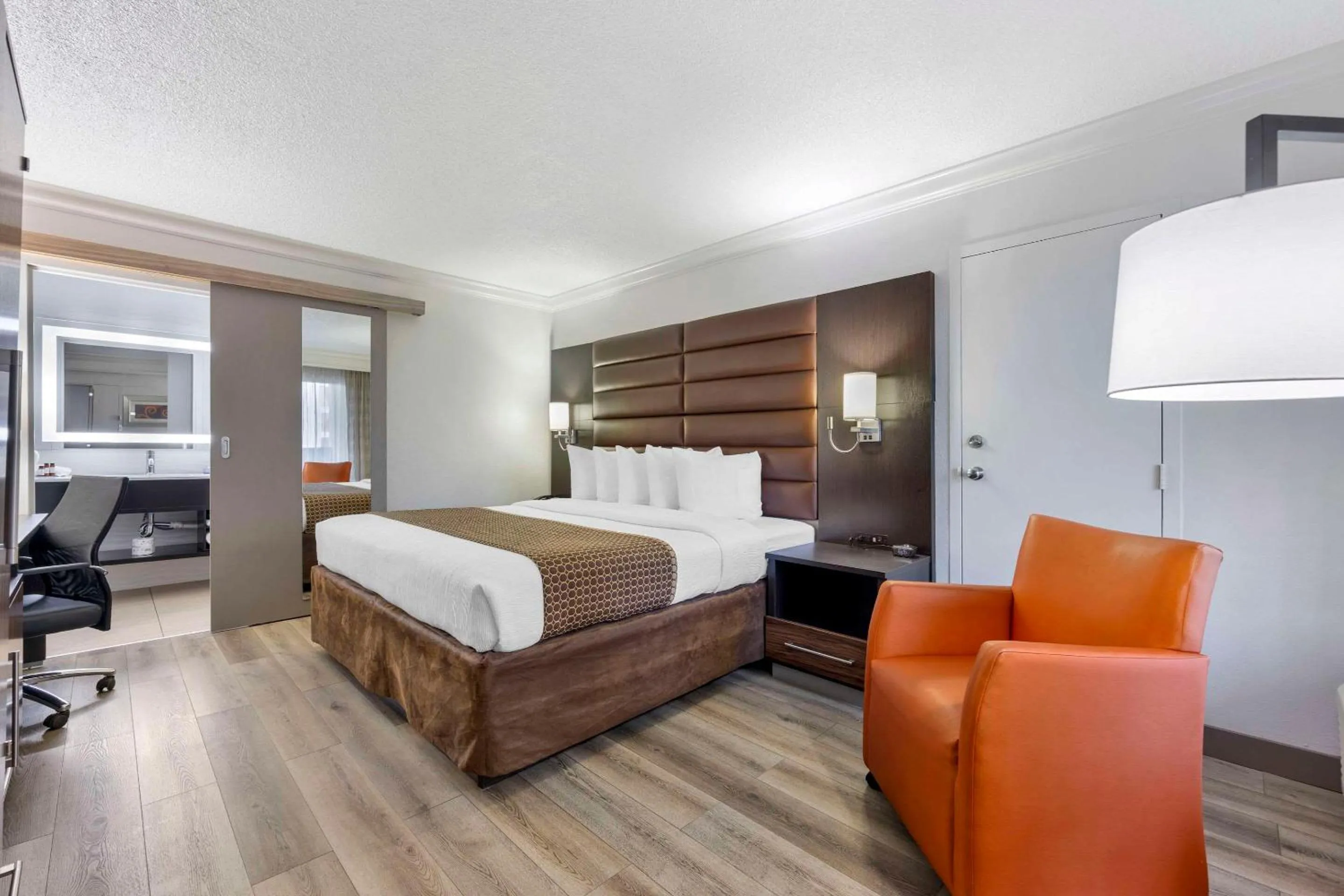 Bedroom, Bed in The Capitol Hotel Downtown, an Ascend Collection Hotel