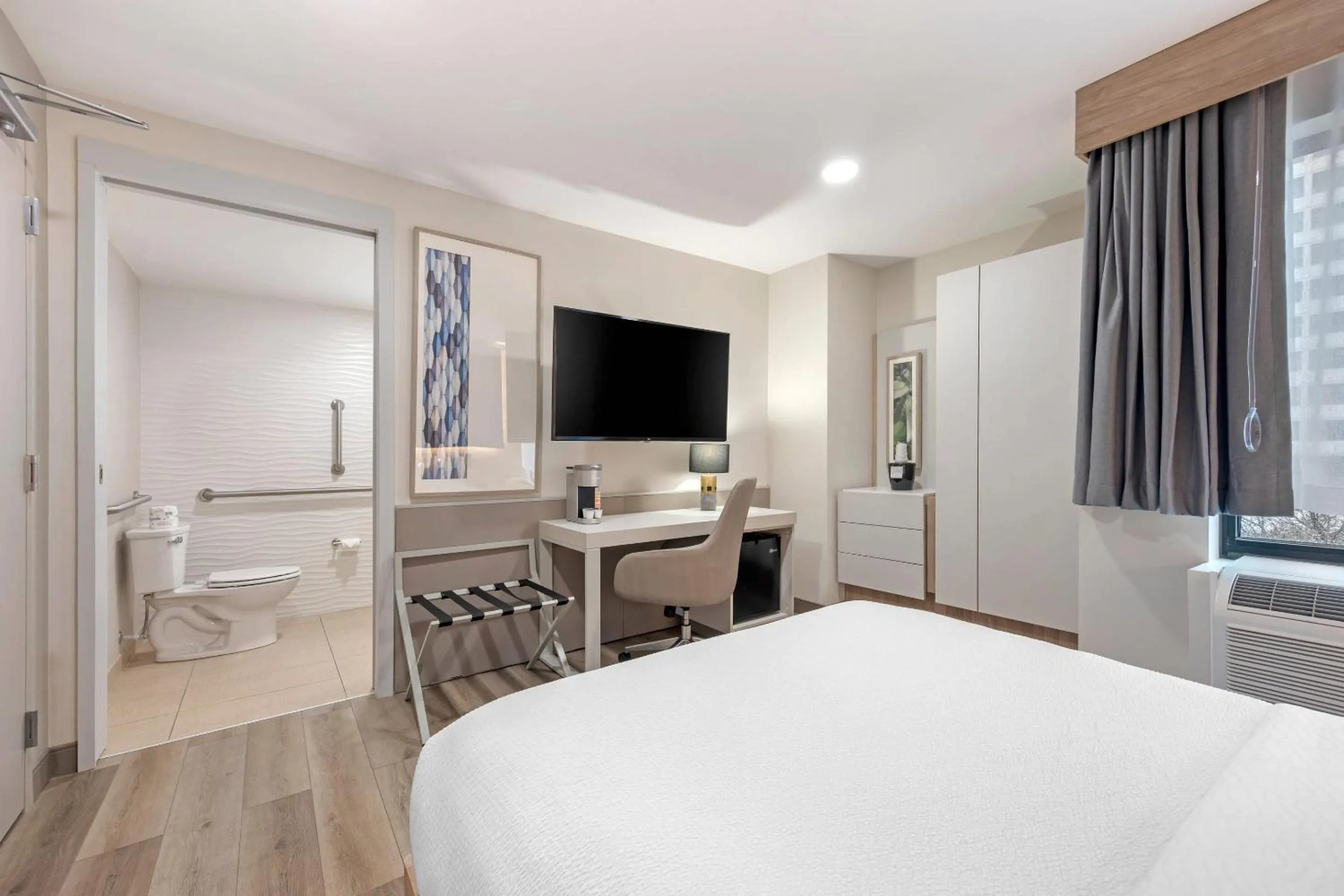 Bedroom, Bed in The Capitol Hotel Downtown, an Ascend Collection Hotel