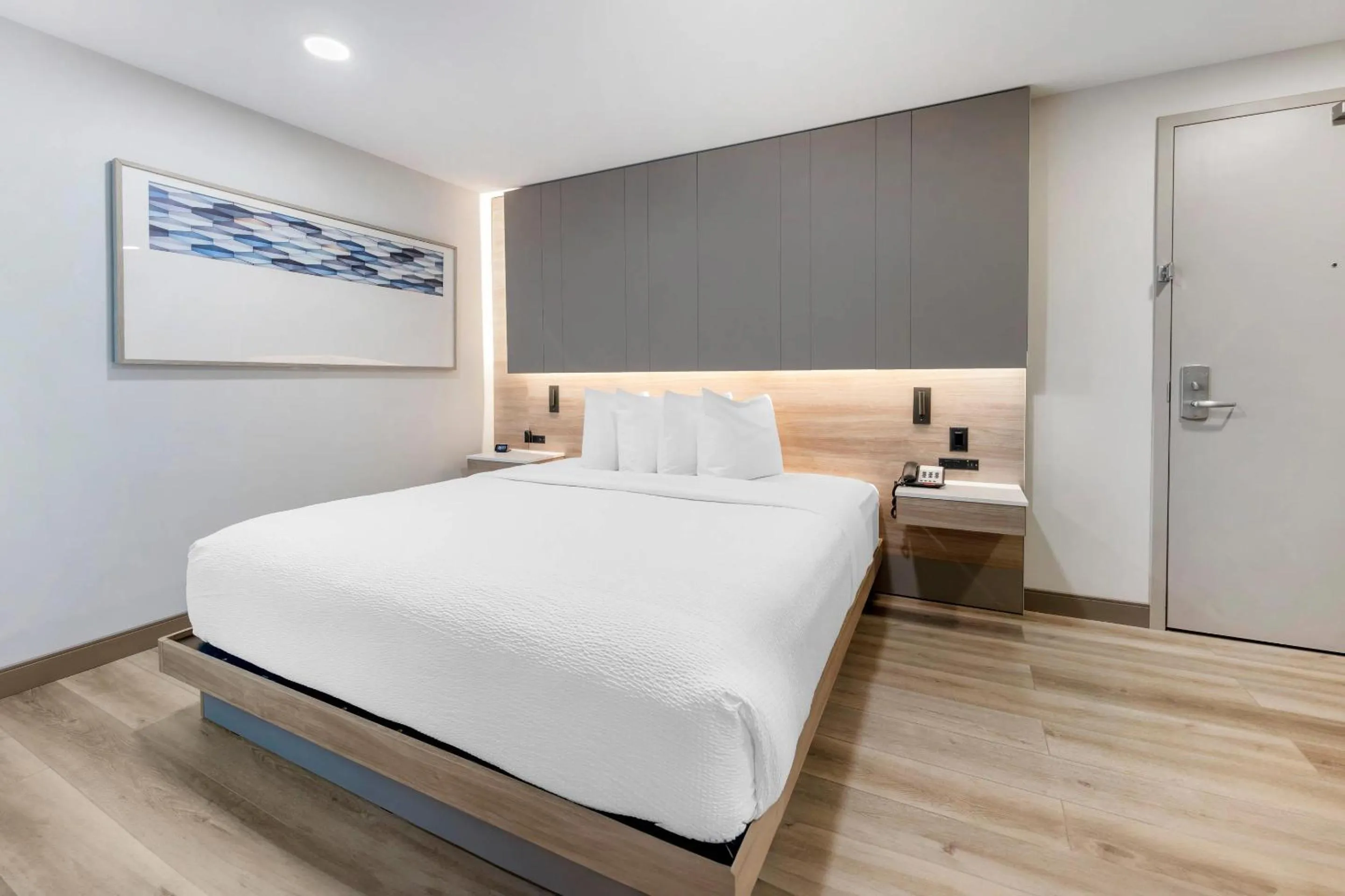 Bedroom, Bed in The Capitol Hotel Downtown, an Ascend Collection Hotel