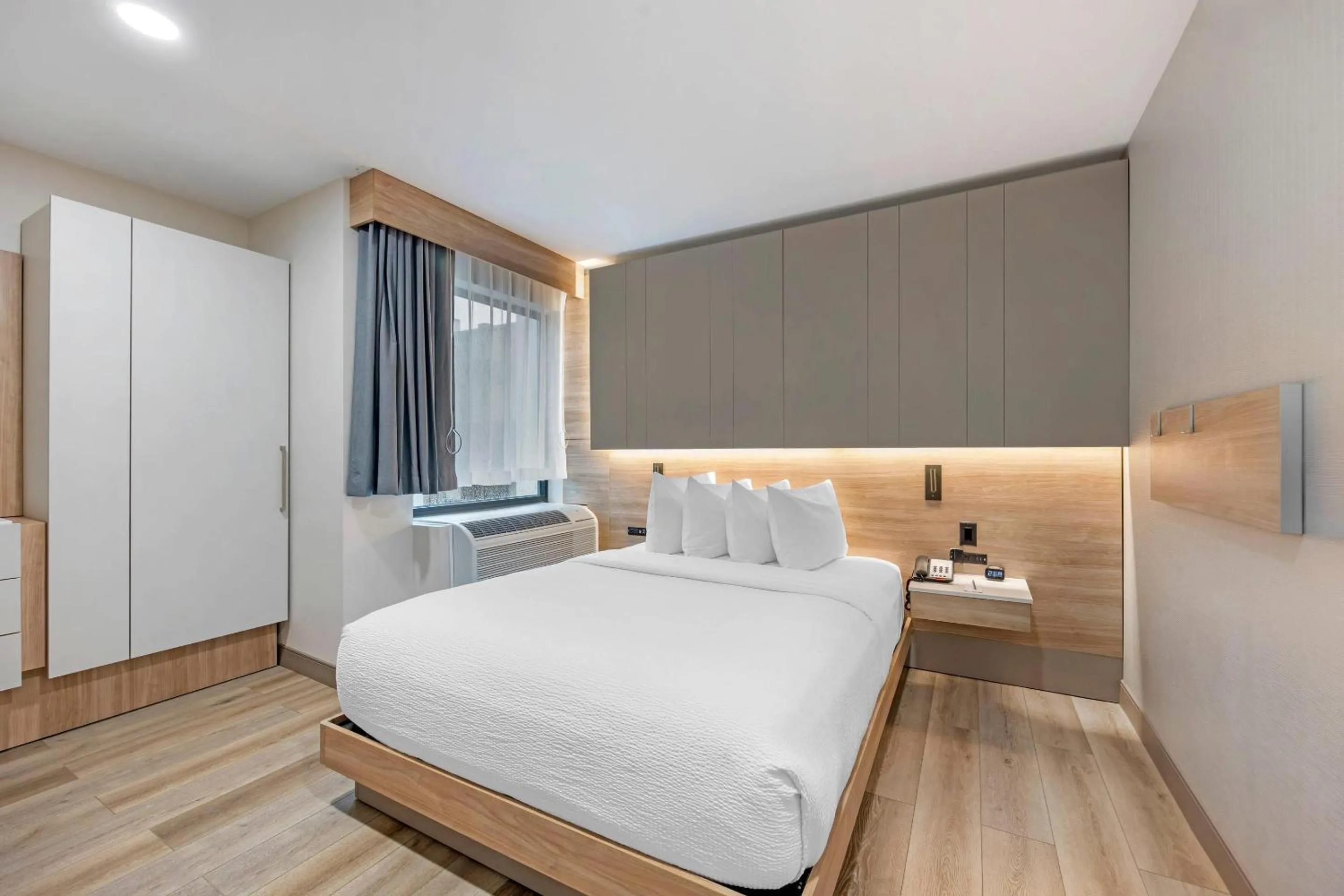 Bedroom, Bed in The Capitol Hotel Downtown, an Ascend Collection Hotel