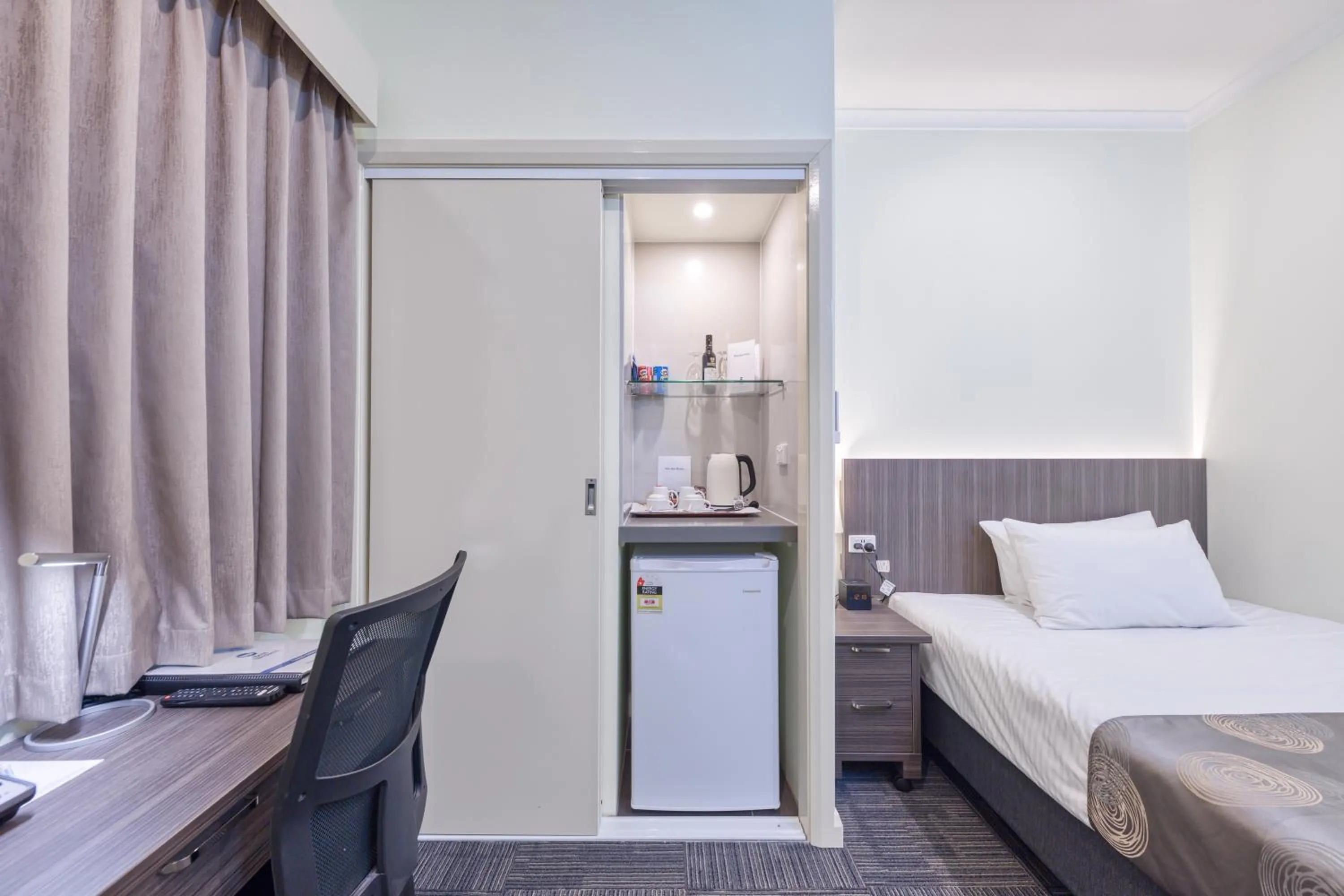 oven, Bed in Best Western Melbourne Airport
