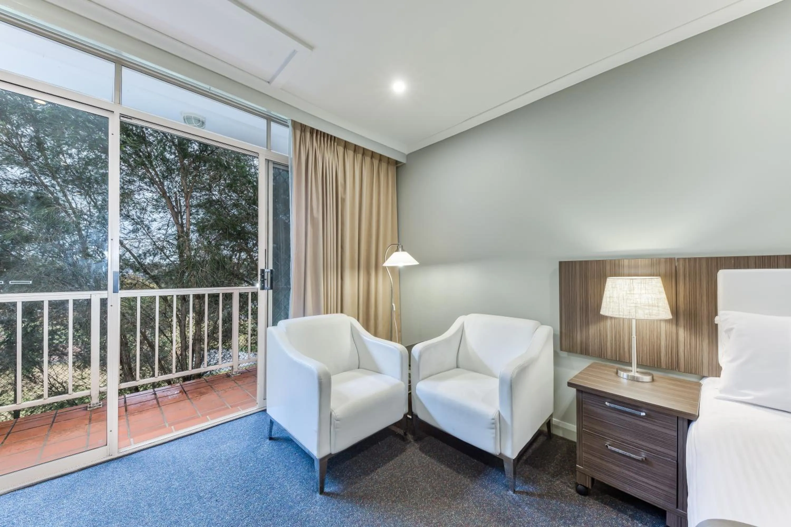 Living room, Bed in Best Western Melbourne Airport