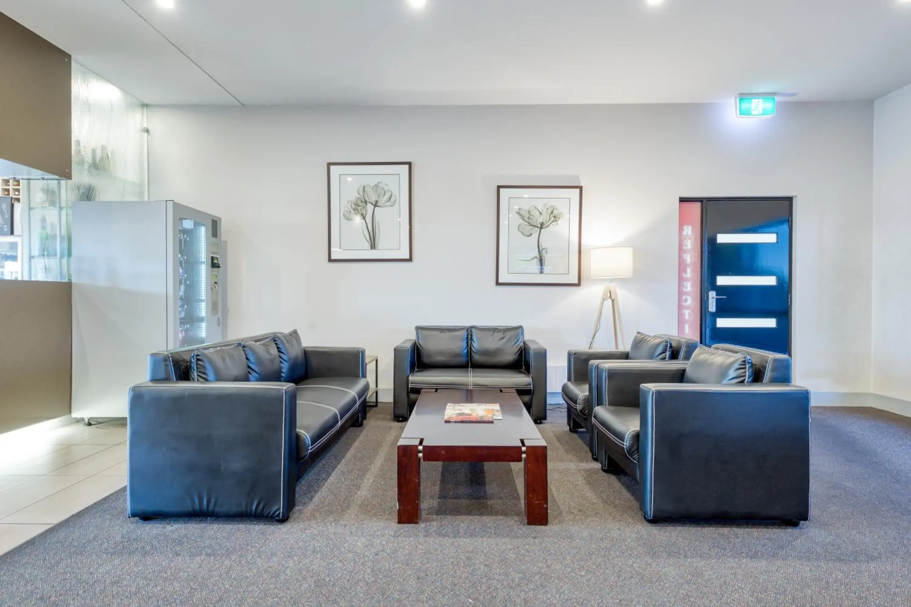 Lounge or bar in Best Western Melbourne Airport Lounge or bar in Best Western Melbourne Airport